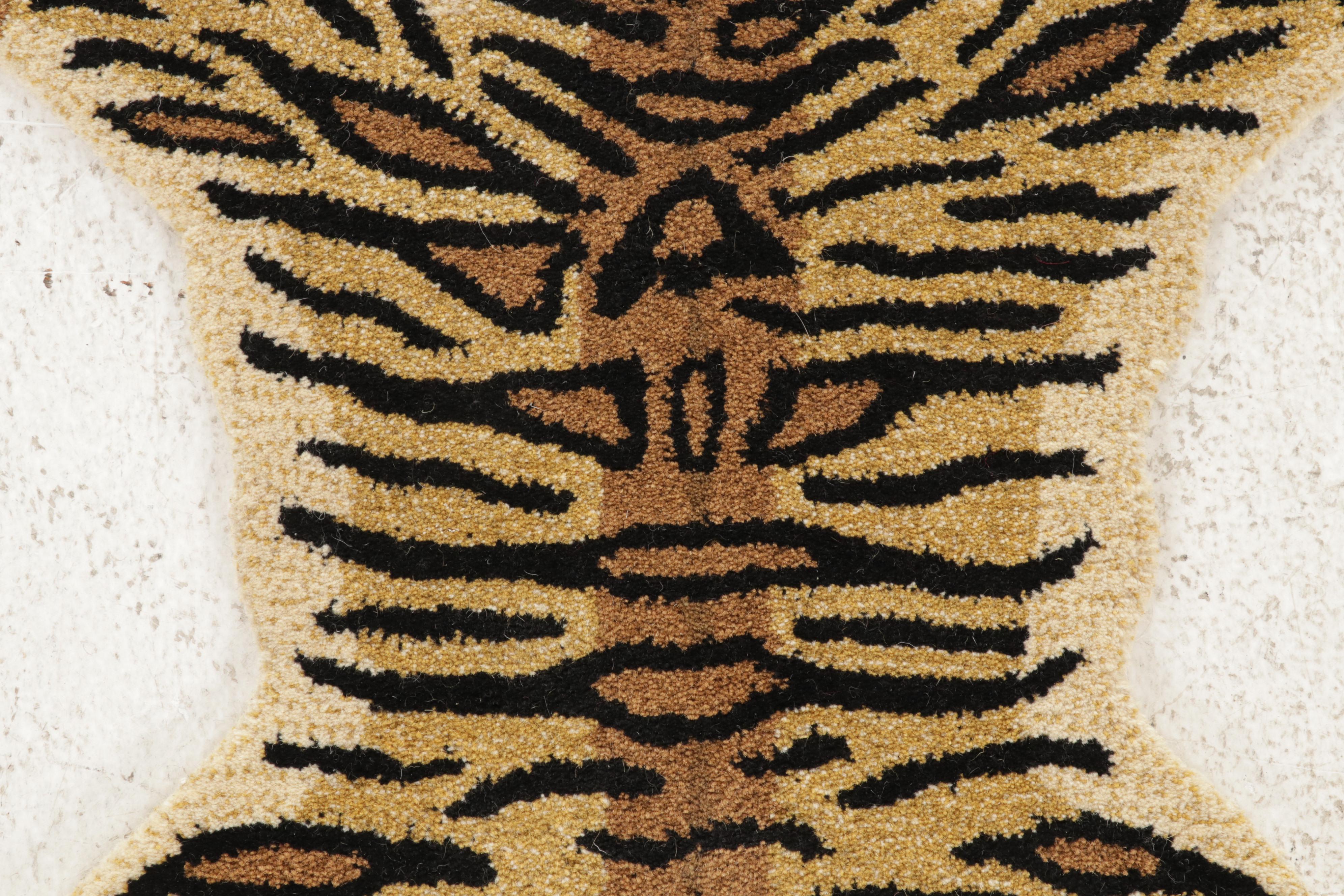 2'11 x 3' Hand-Tufted Tiger Form Accent Rug