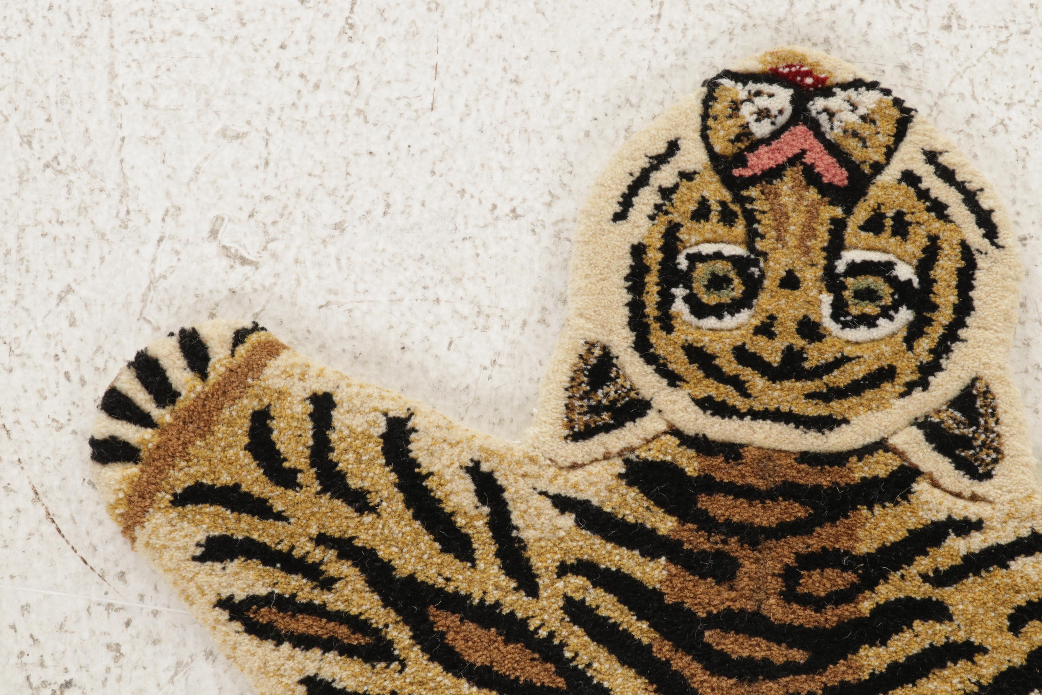 2'11 x 3' Hand-Tufted Tiger Form Accent Rug