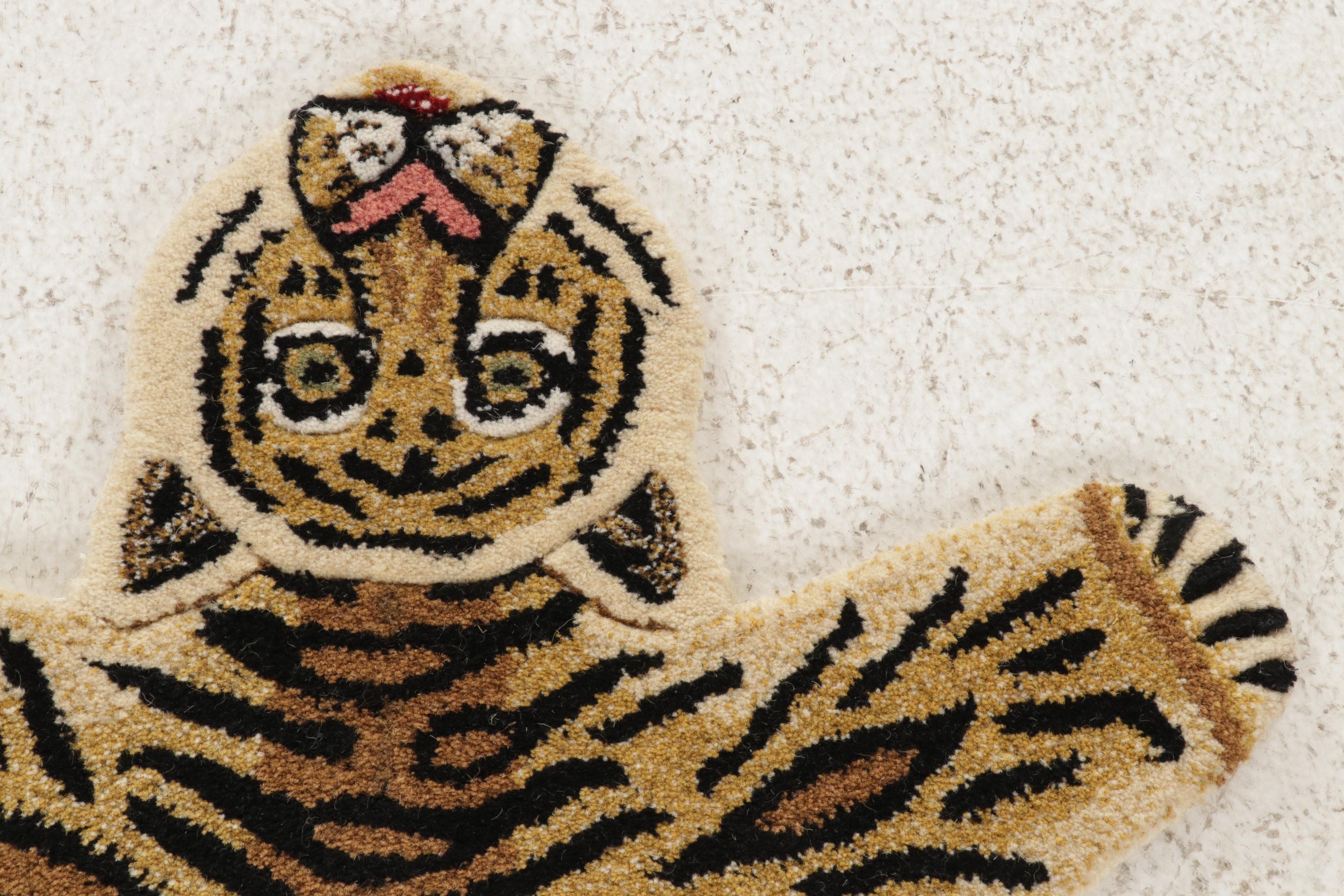 2'11 x 3' Hand-Tufted Tiger Form Accent Rug