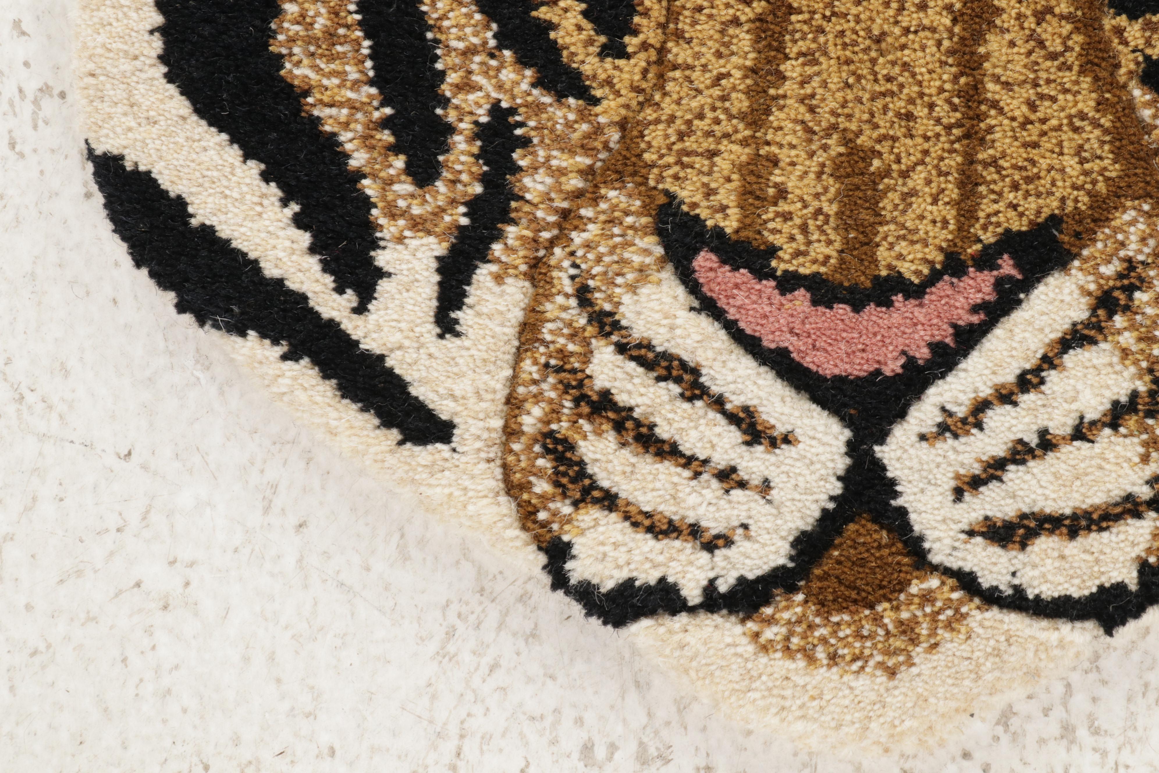 1'6 x 1'6  Hand-Tufted Tiger Face Form Accent Rug