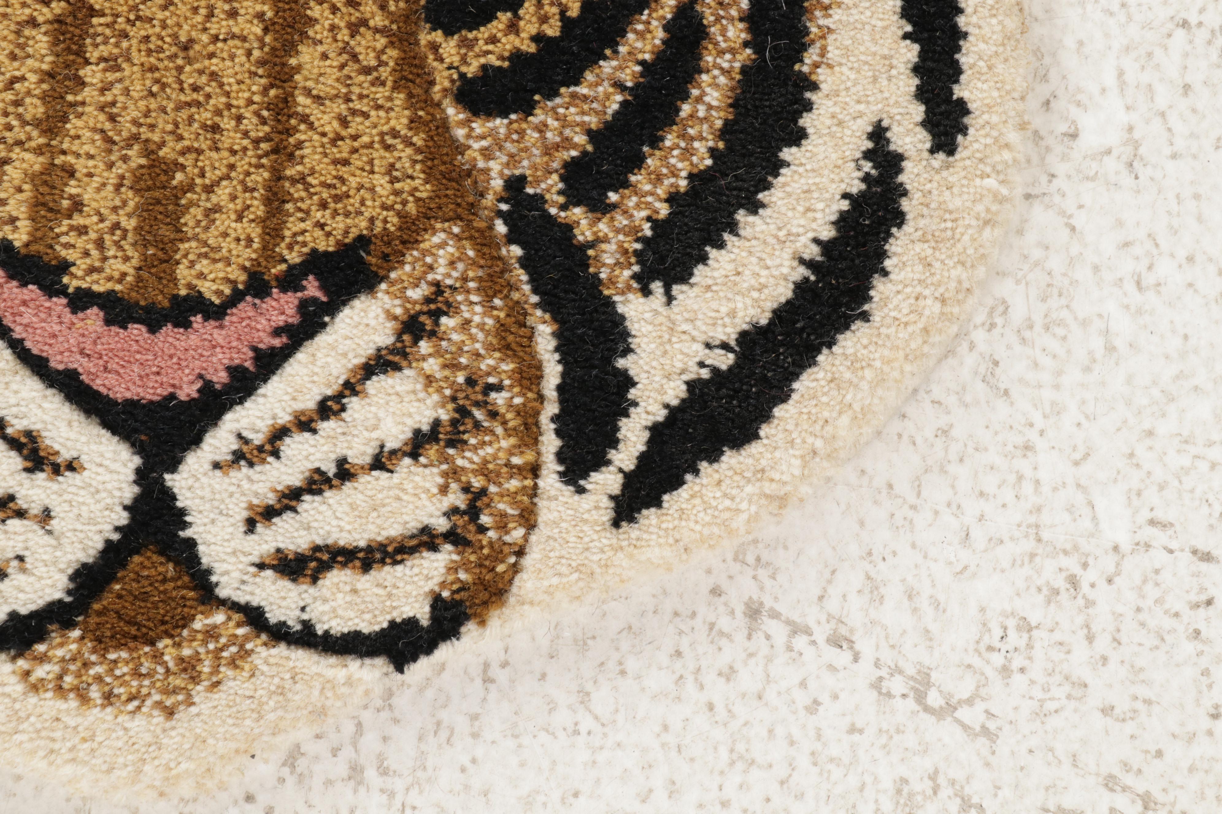 1'6 x 1'6  Hand-Tufted Tiger Face Form Accent Rug