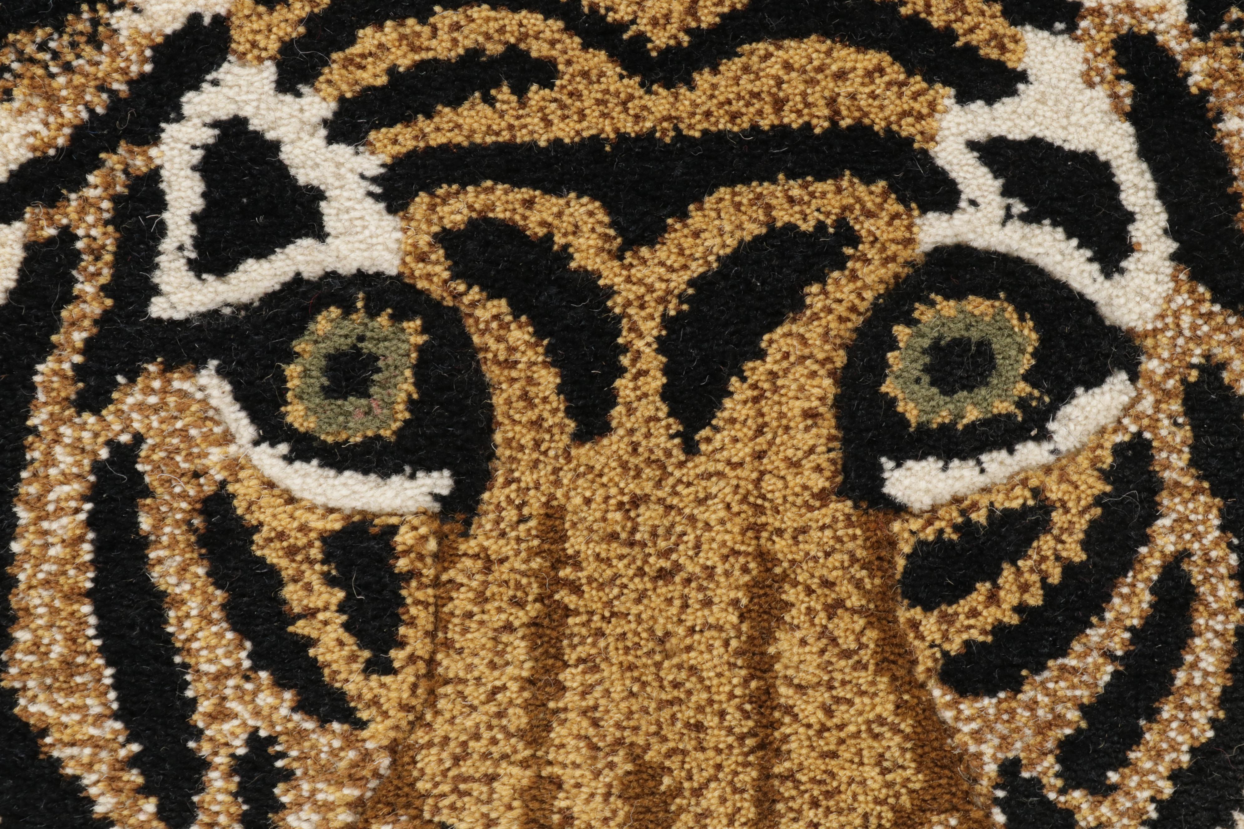 1'6 x 1'6  Hand-Tufted Tiger Face Form Accent Rug