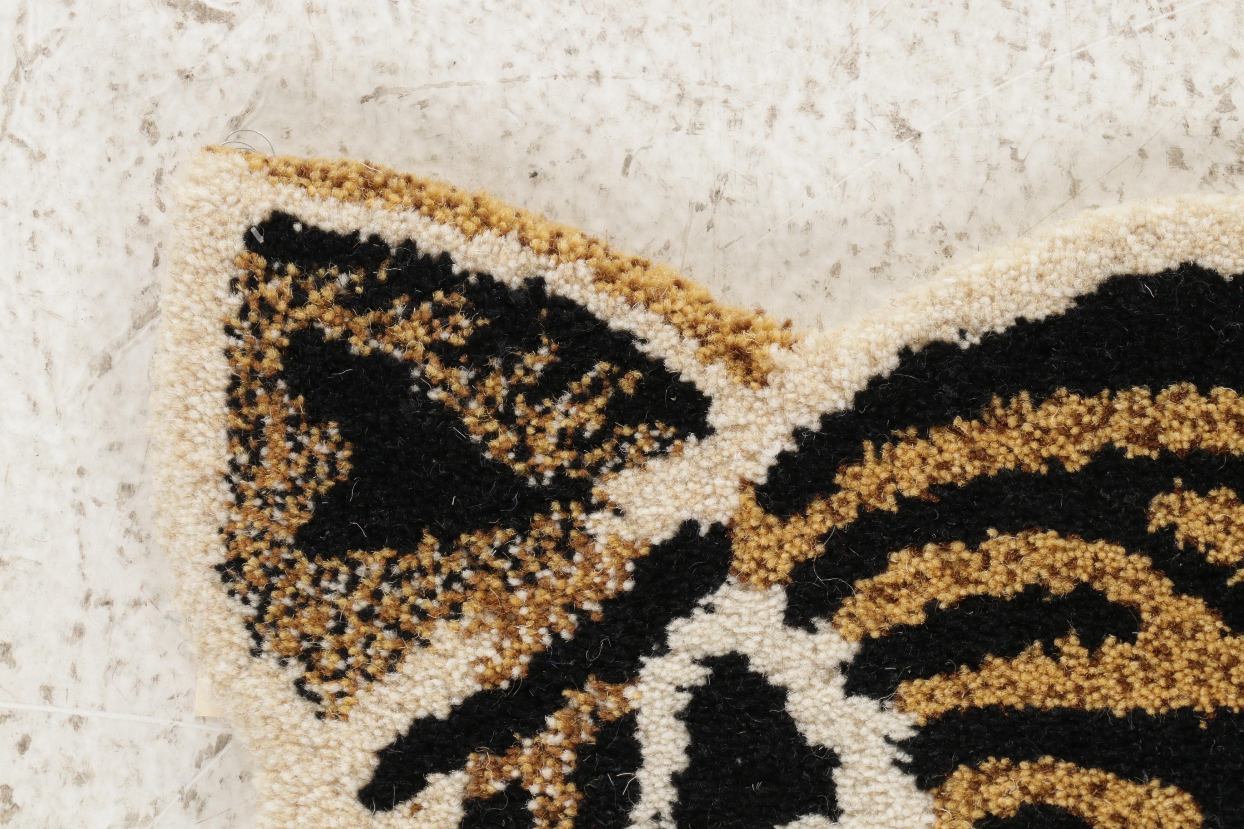 1'6 x 1'6  Hand-Tufted Tiger Face Form Accent Rug