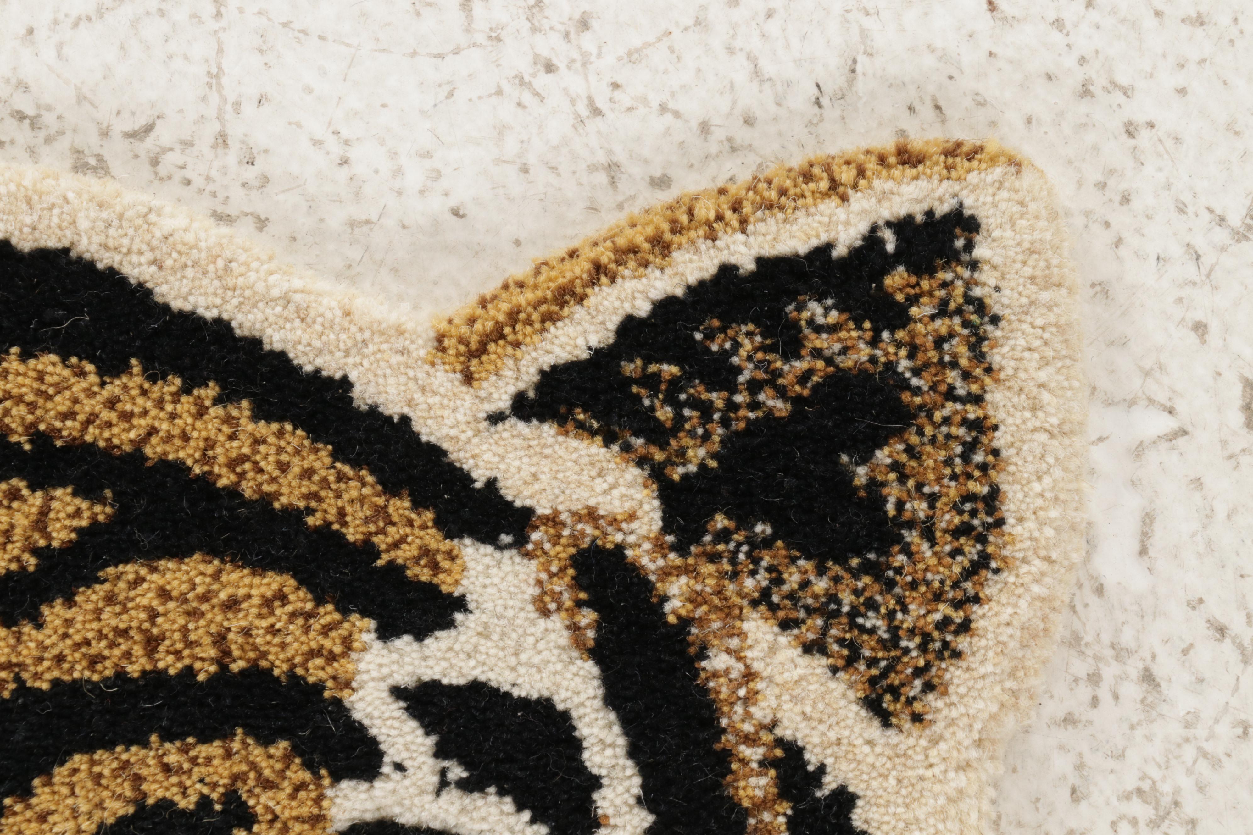 1'6 x 1'6  Hand-Tufted Tiger Face Form Accent Rug