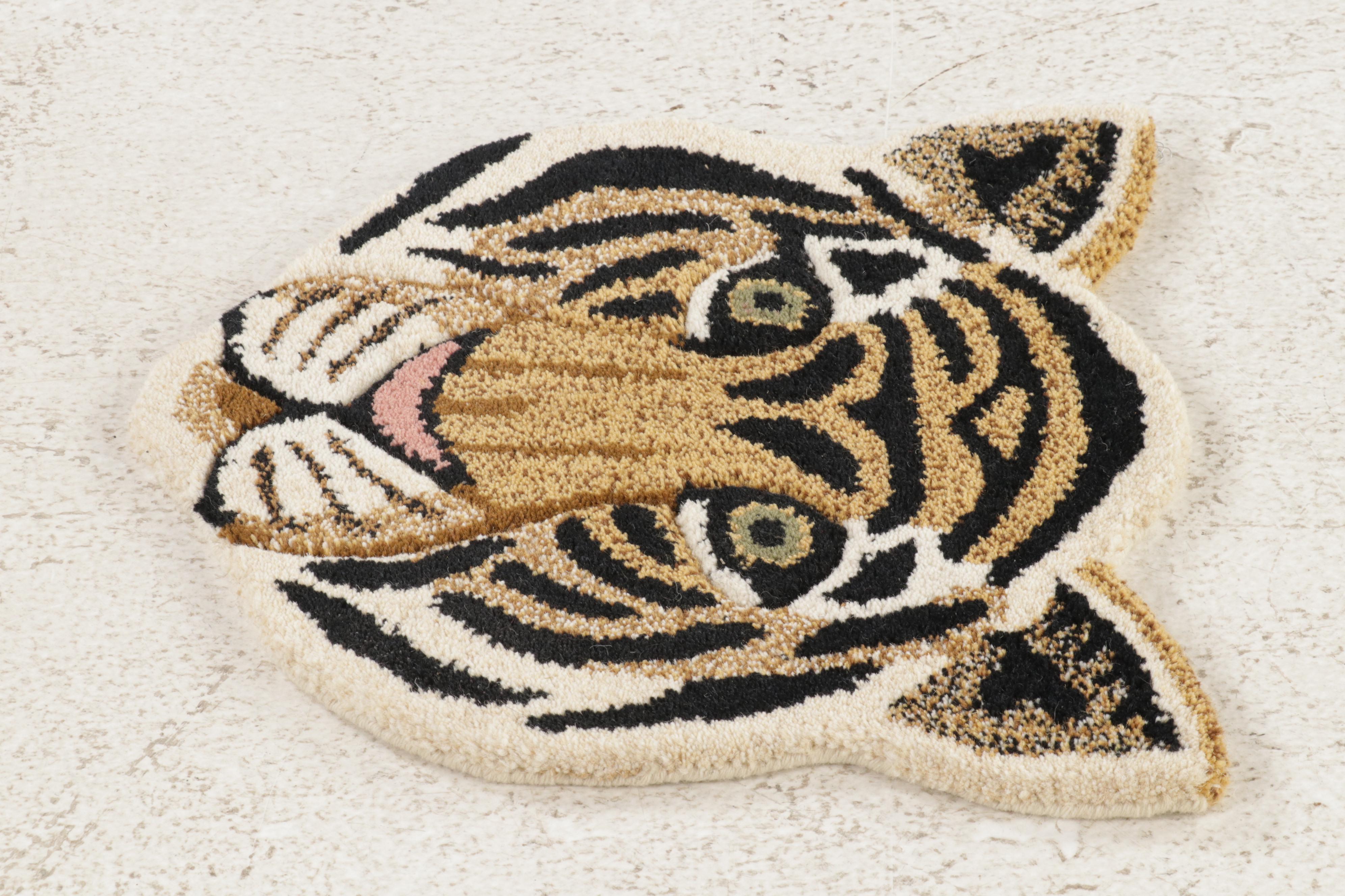 1'6 x 1'6  Hand-Tufted Tiger Face Form Accent Rug