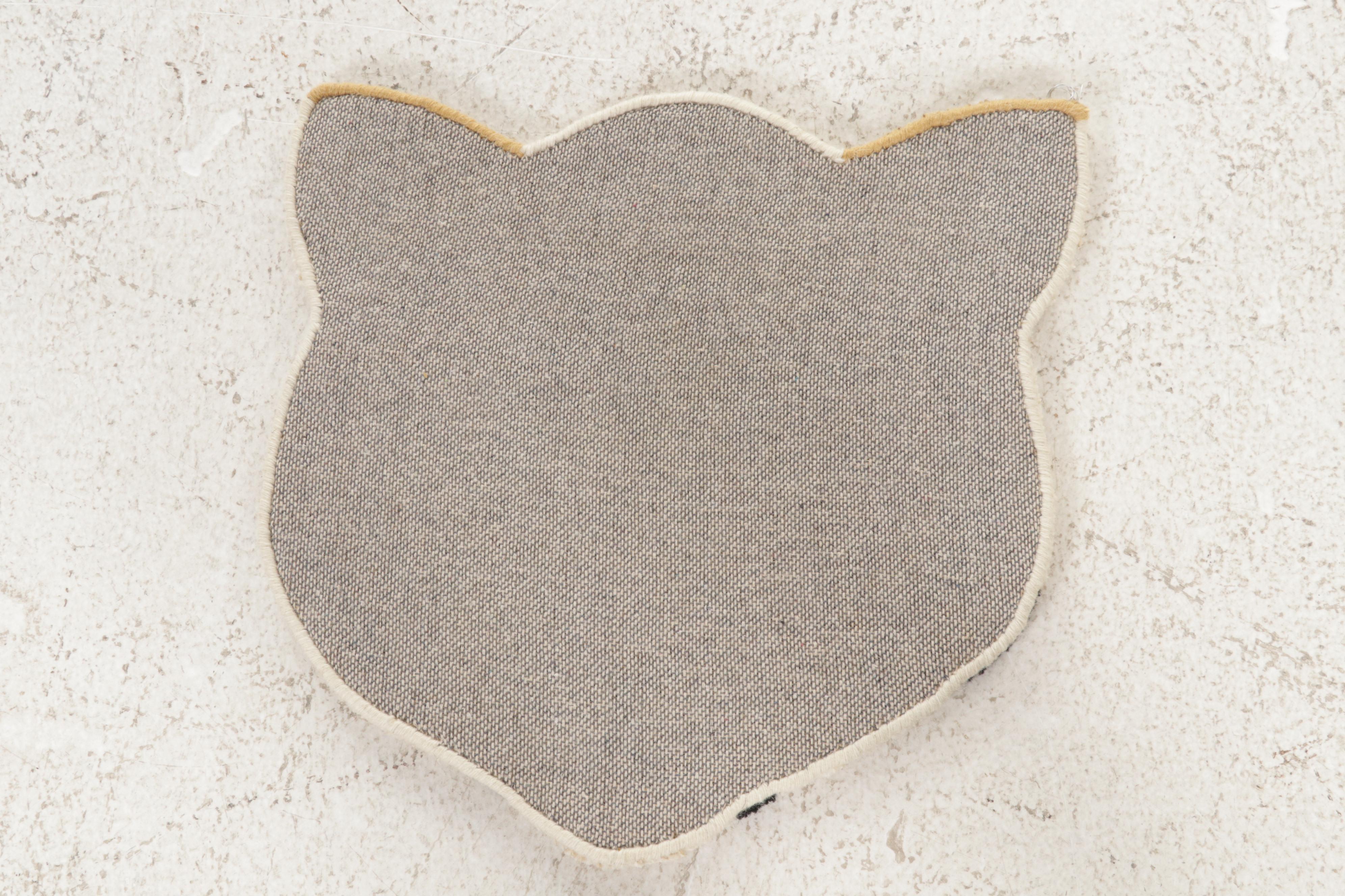 1'6 x 1'6  Hand-Tufted Tiger Face Form Accent Rug