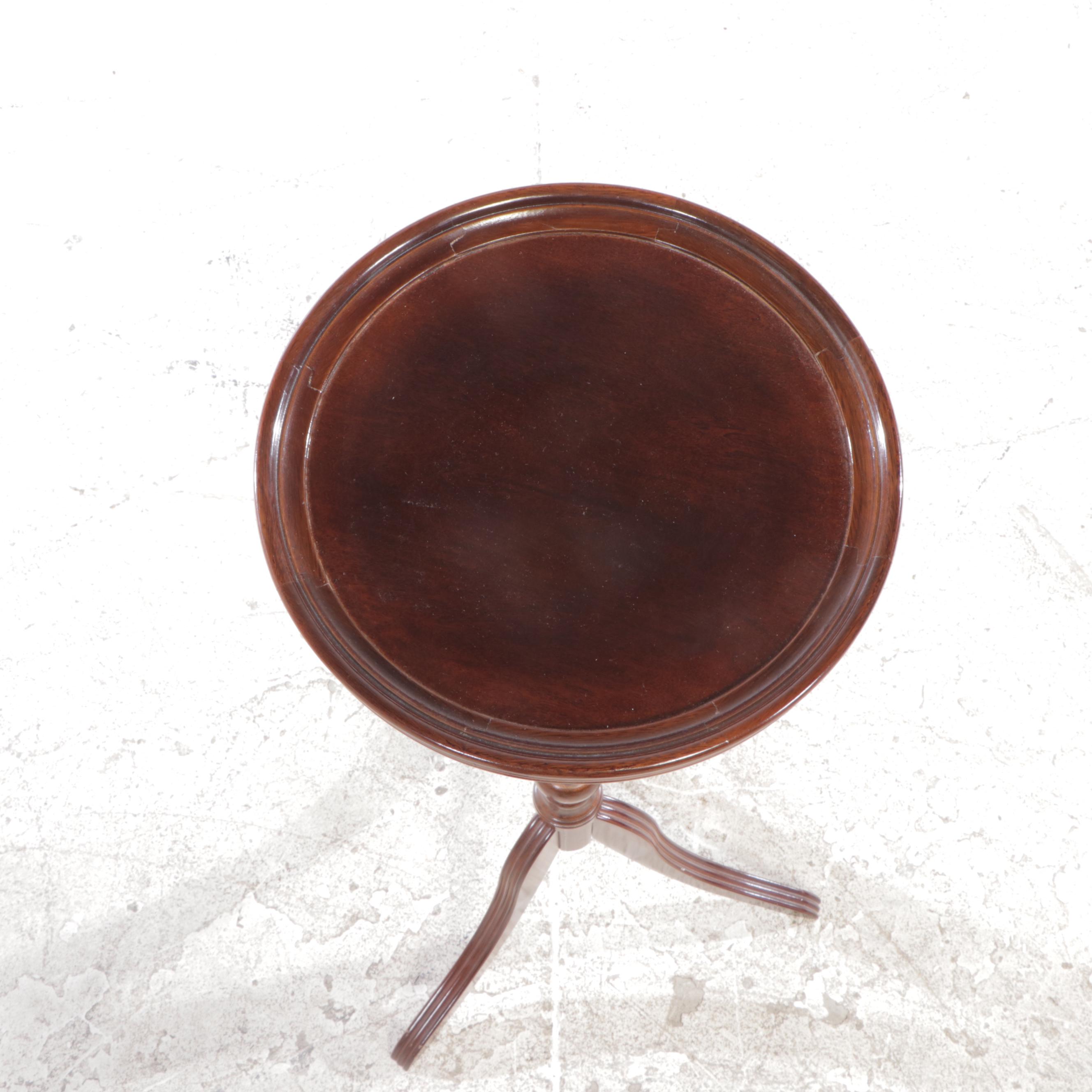 Federal Style Mahogany-Stained Pedestal