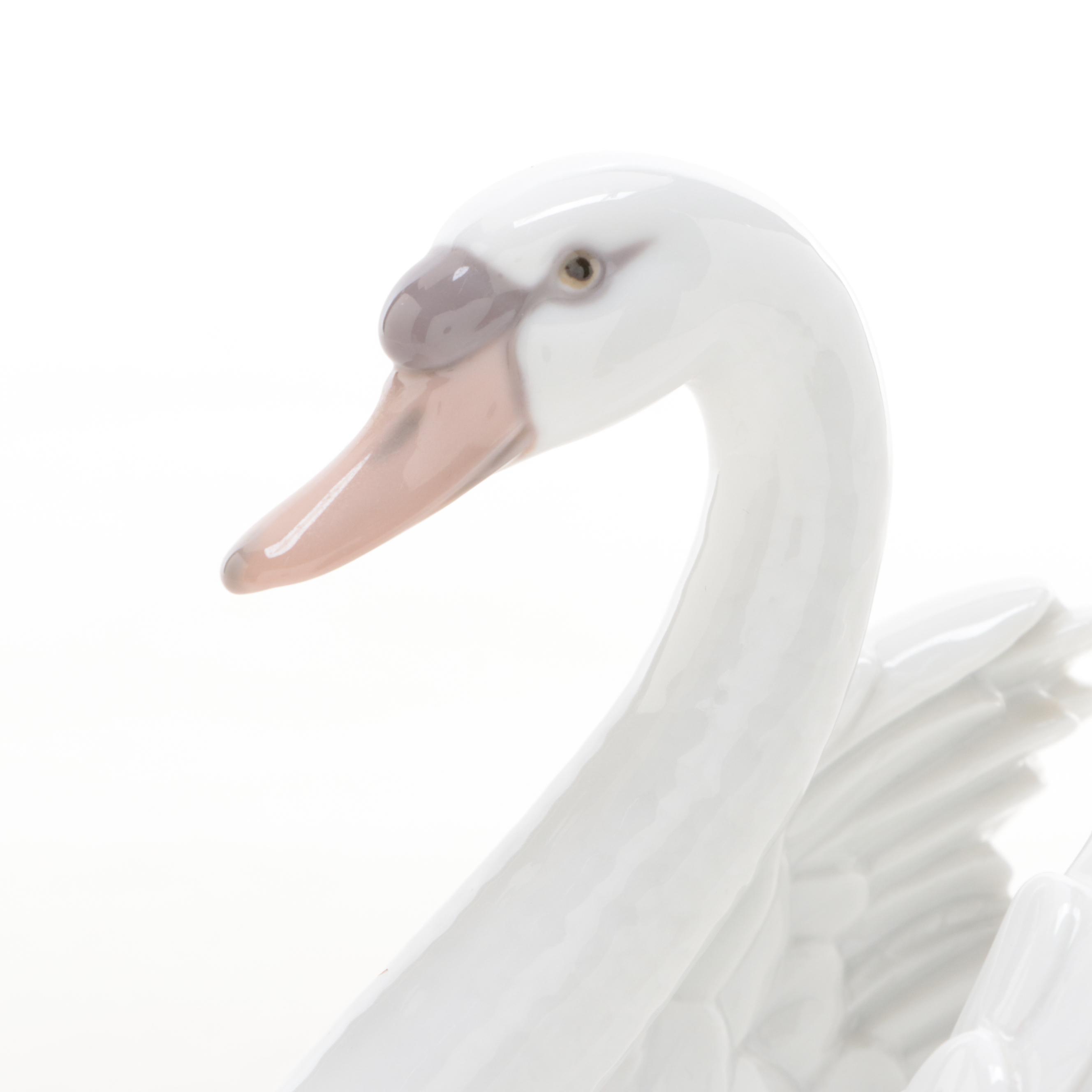Lladró "Swan with Wings Spread" Porcelain Figurine Designed by Francisco Catalá