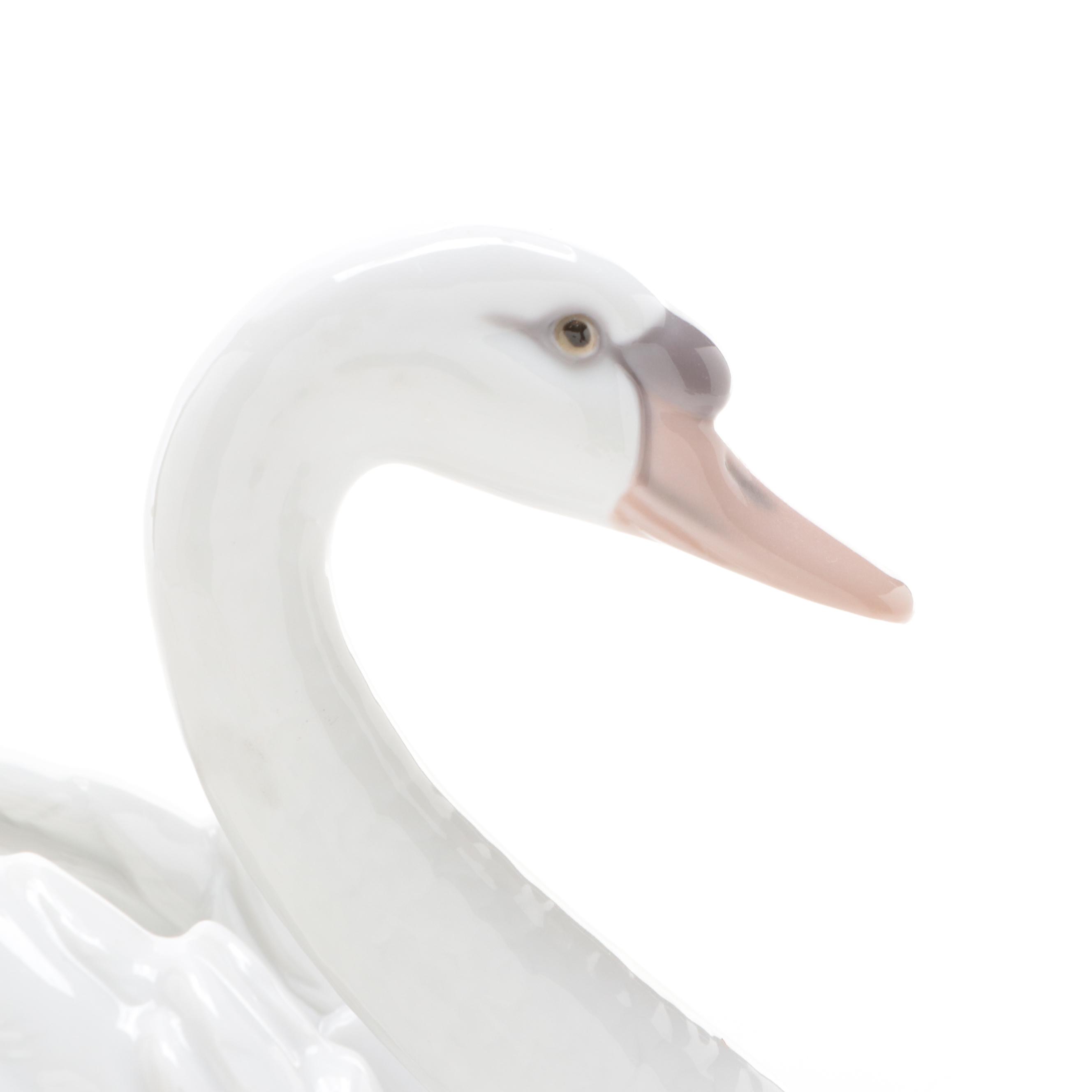 Lladró "Swan with Wings Spread" Porcelain Figurine Designed by Francisco Catalá