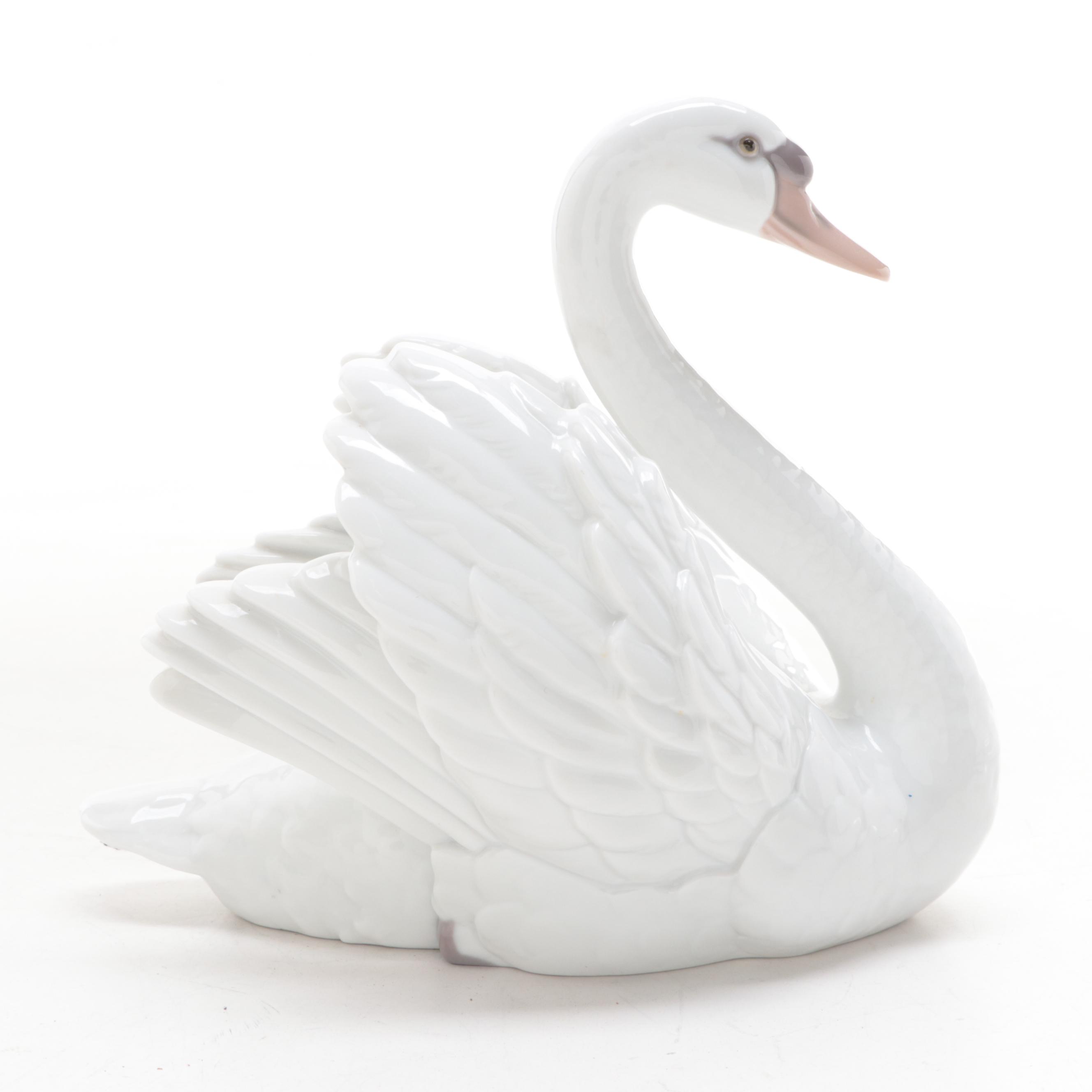 Lladró "Swan with Wings Spread" Porcelain Figurine Designed by Francisco Catalá