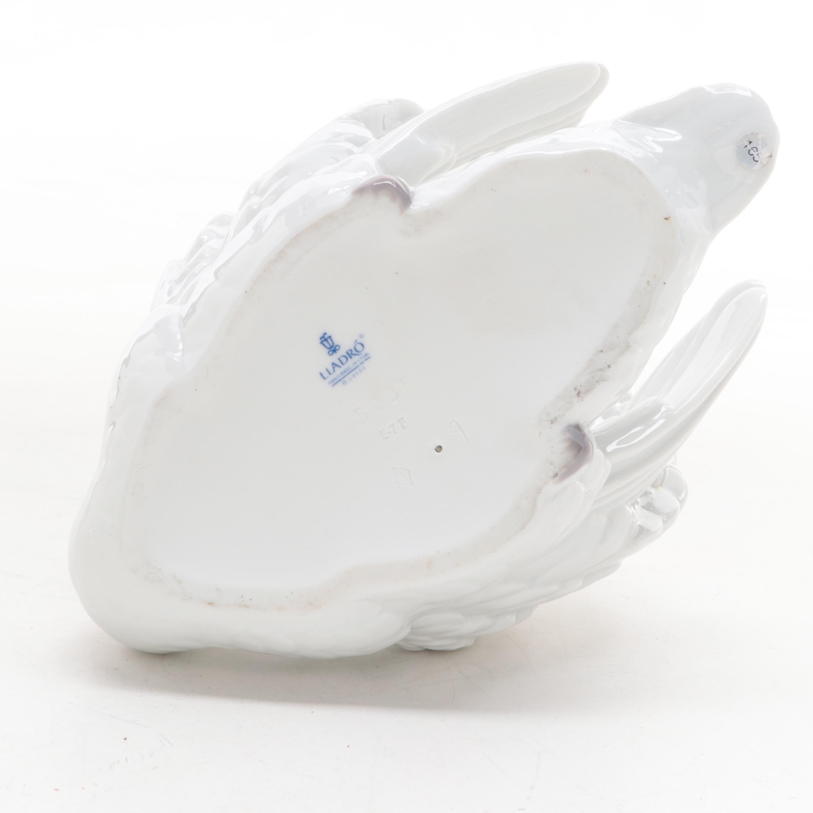 Lladró "Swan with Wings Spread" Porcelain Figurine Designed by Francisco Catalá