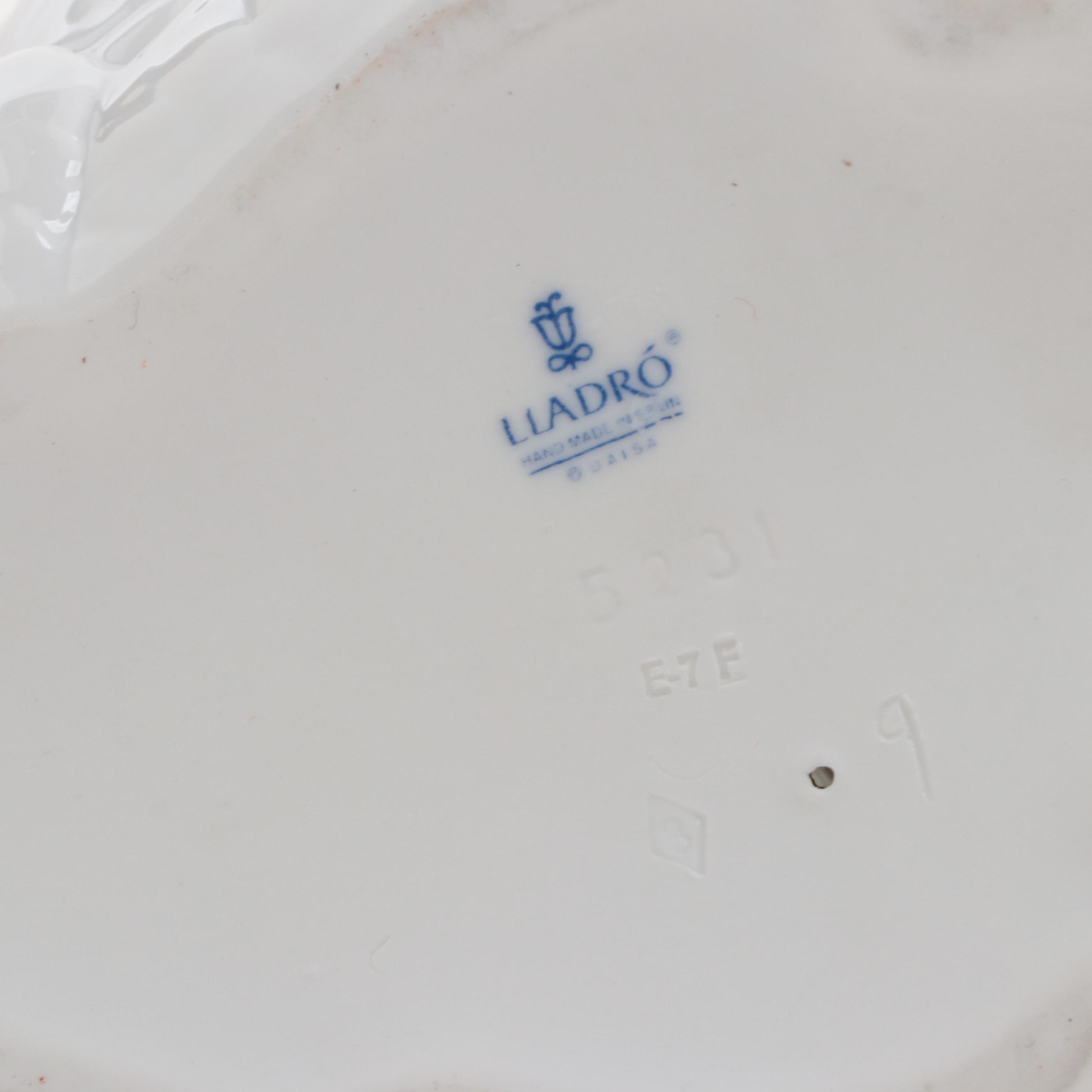 Lladró "Swan with Wings Spread" Porcelain Figurine Designed by Francisco Catalá