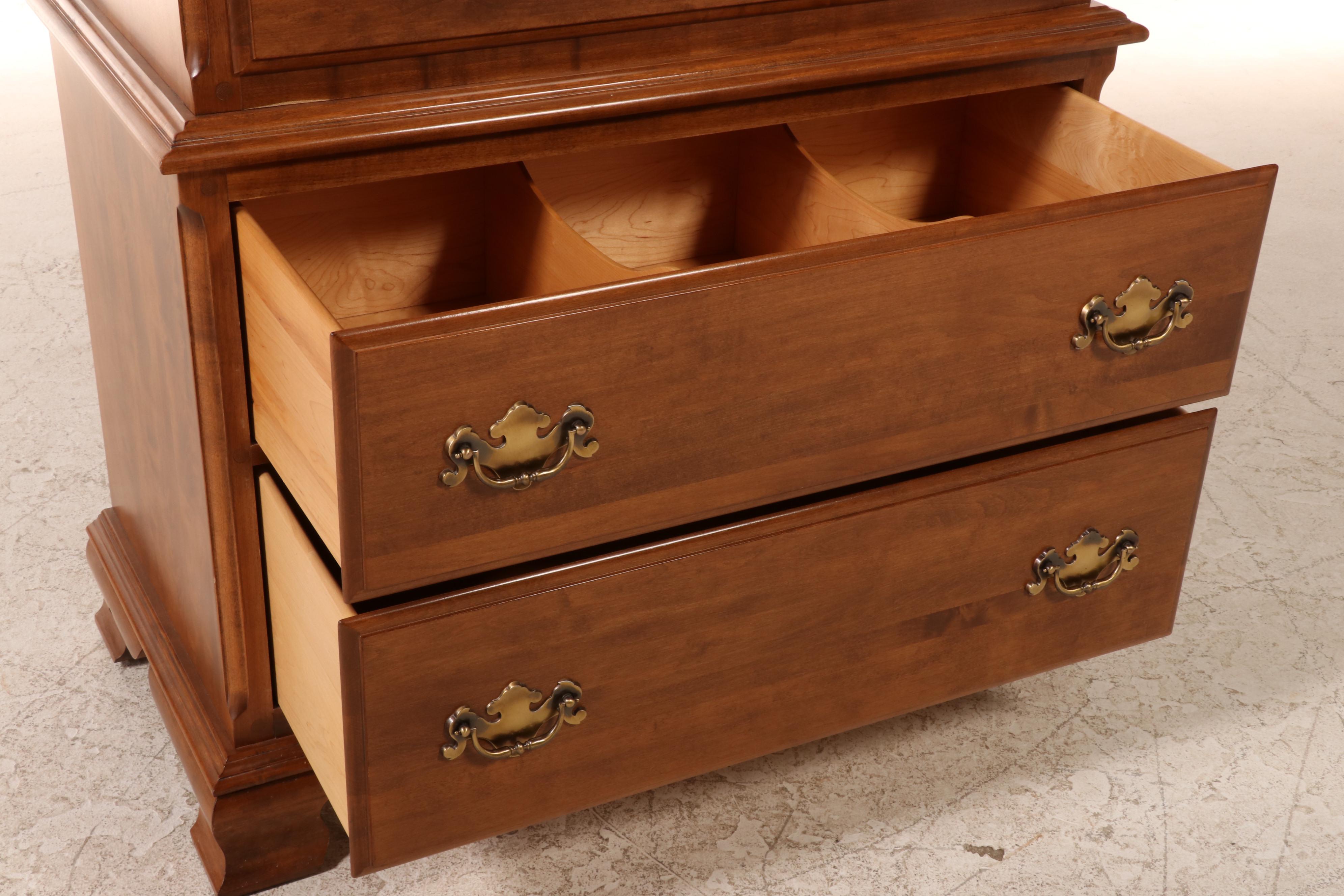 Ethan Allen Federal Style Maple Seven-Drawer Chest, Late 20th Century
