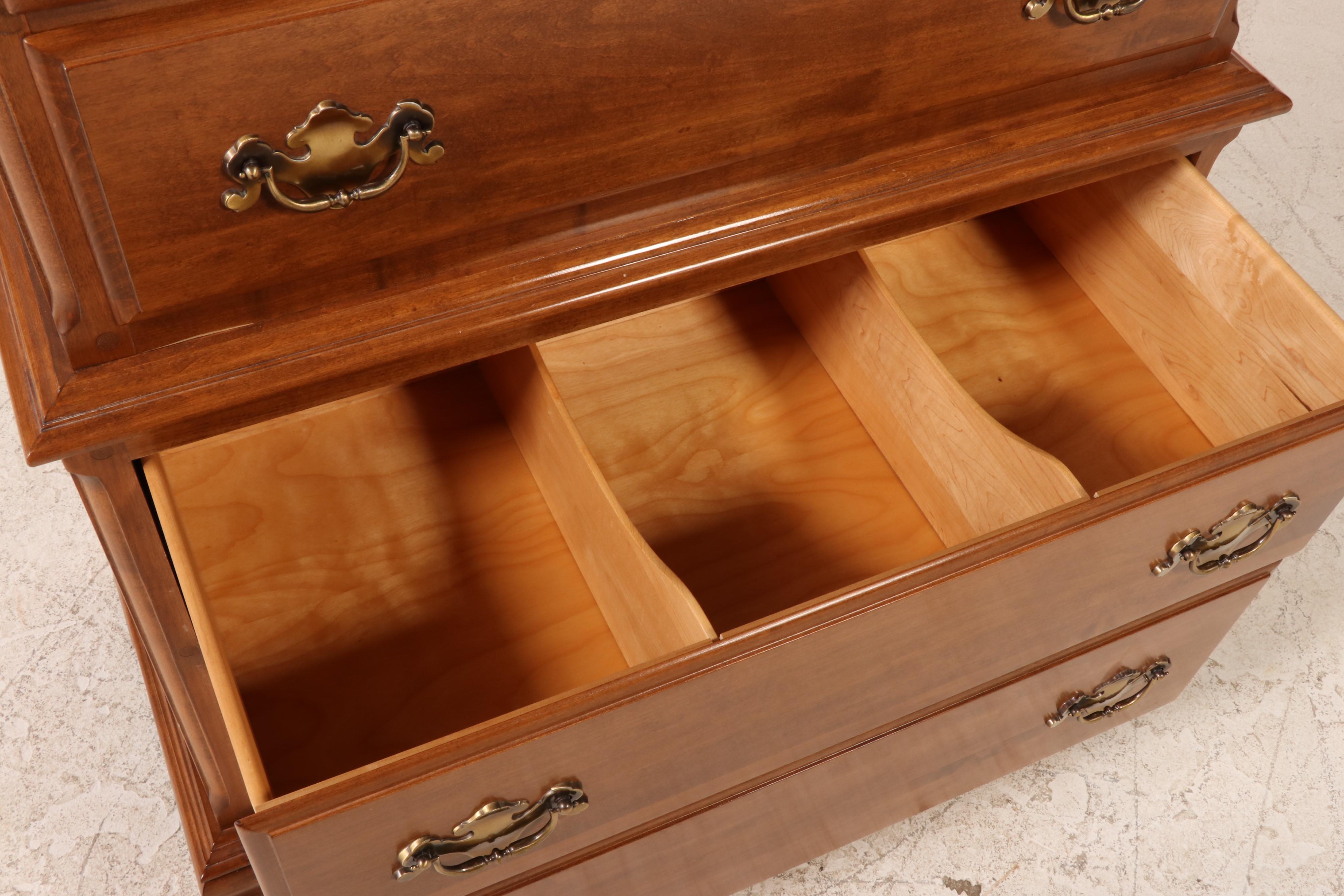 Ethan Allen Federal Style Maple Seven-Drawer Chest, Late 20th Century