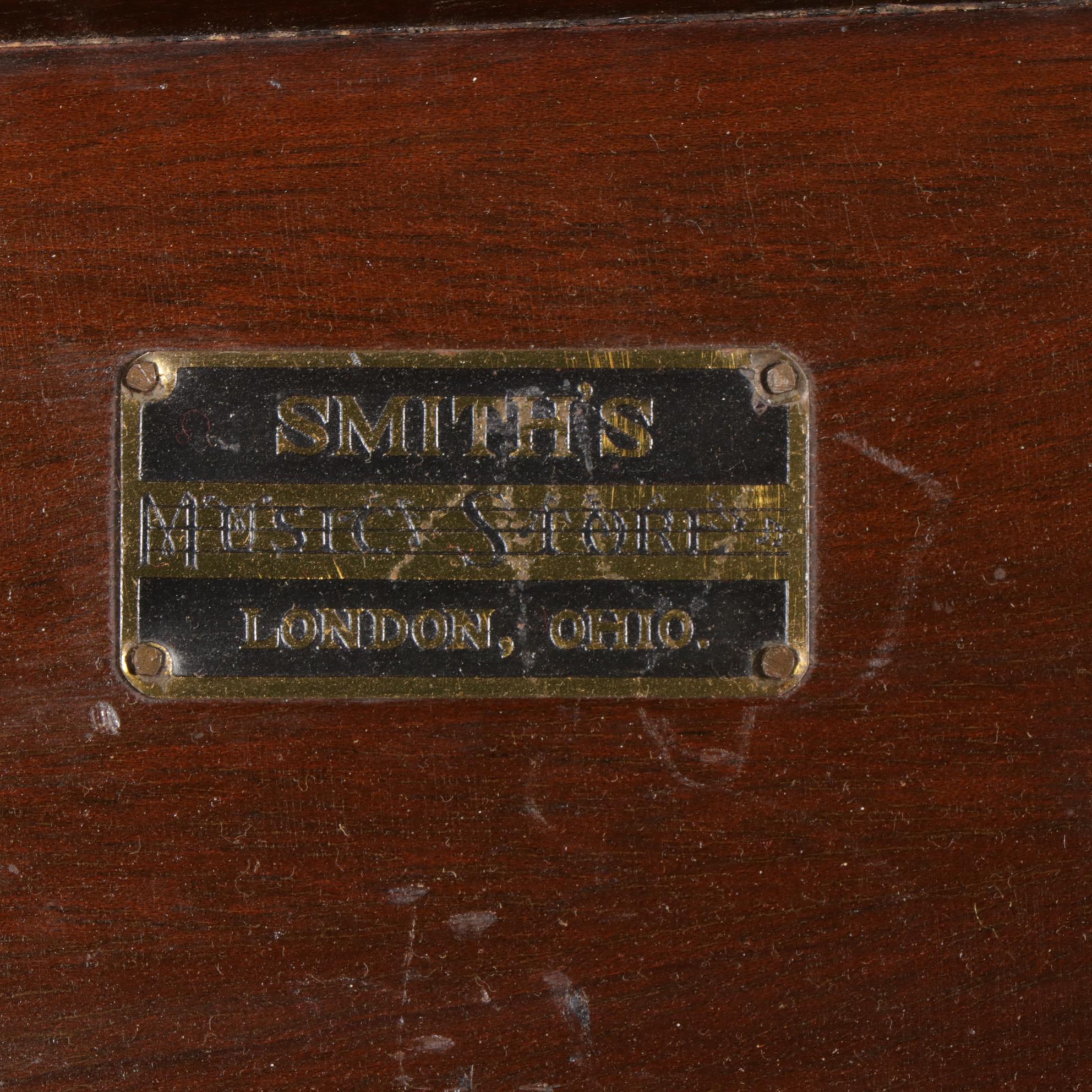 Victor Talking Machine VV-100 Victrola in Mahogany-Veneered Floor Cabinet, 1922