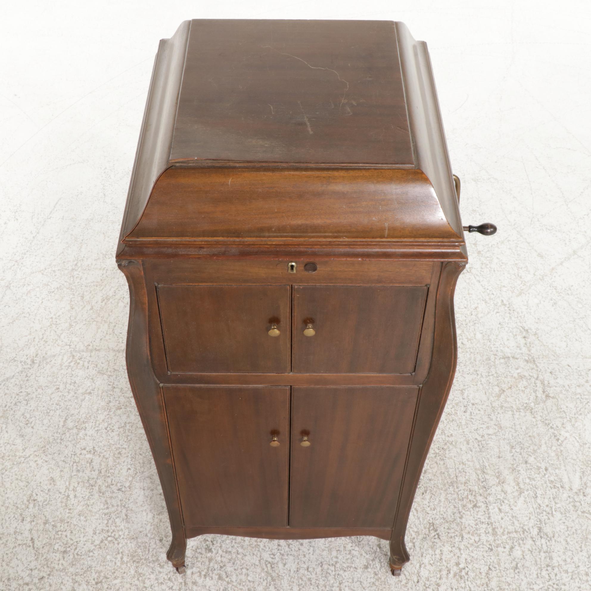 Victor Talking Machine VV-100 Victrola in Mahogany-Veneered Floor Cabinet, 1922