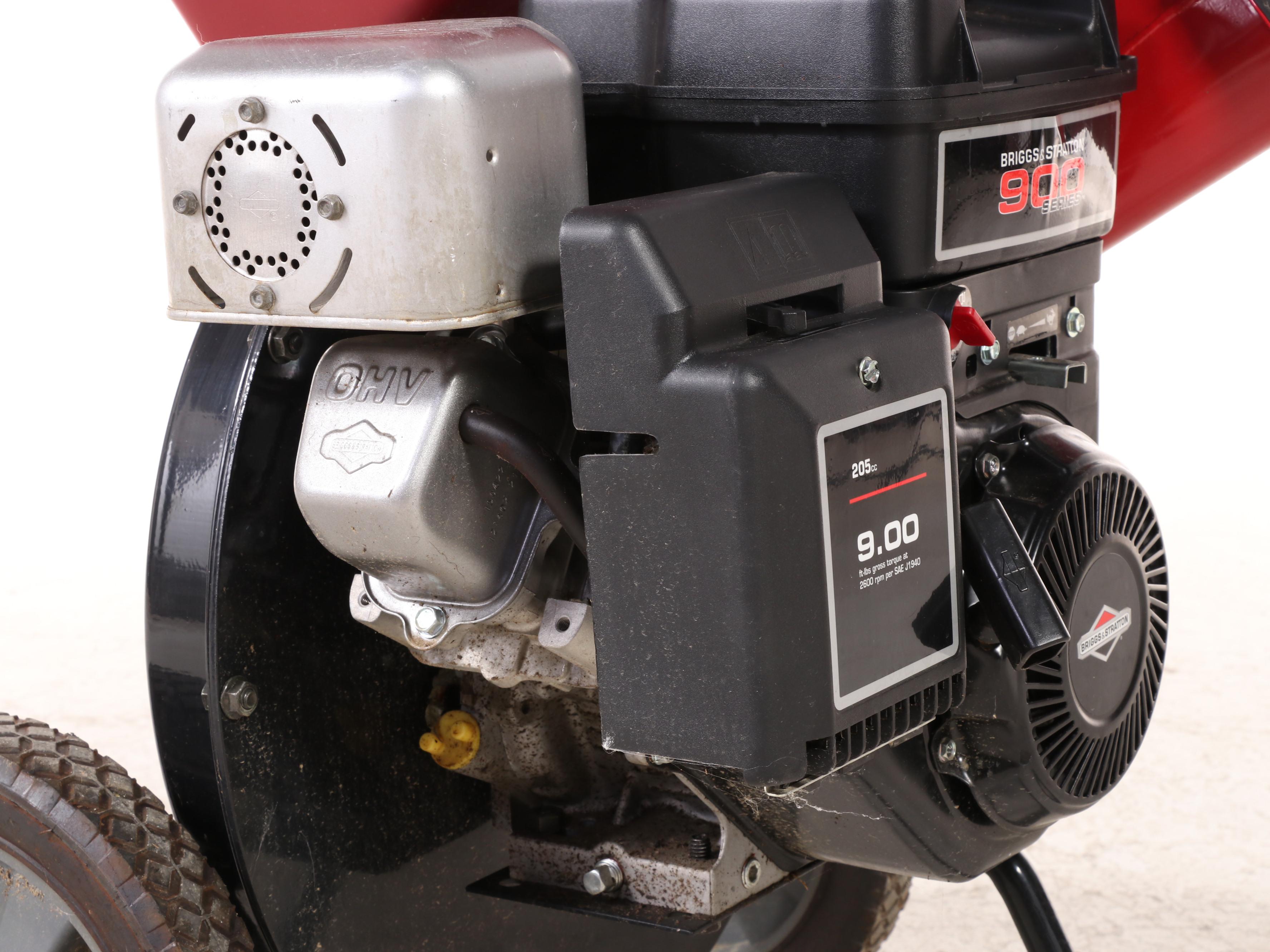Earthquake Chipper Shredder with Briggs & Stratton 900 Series Engine