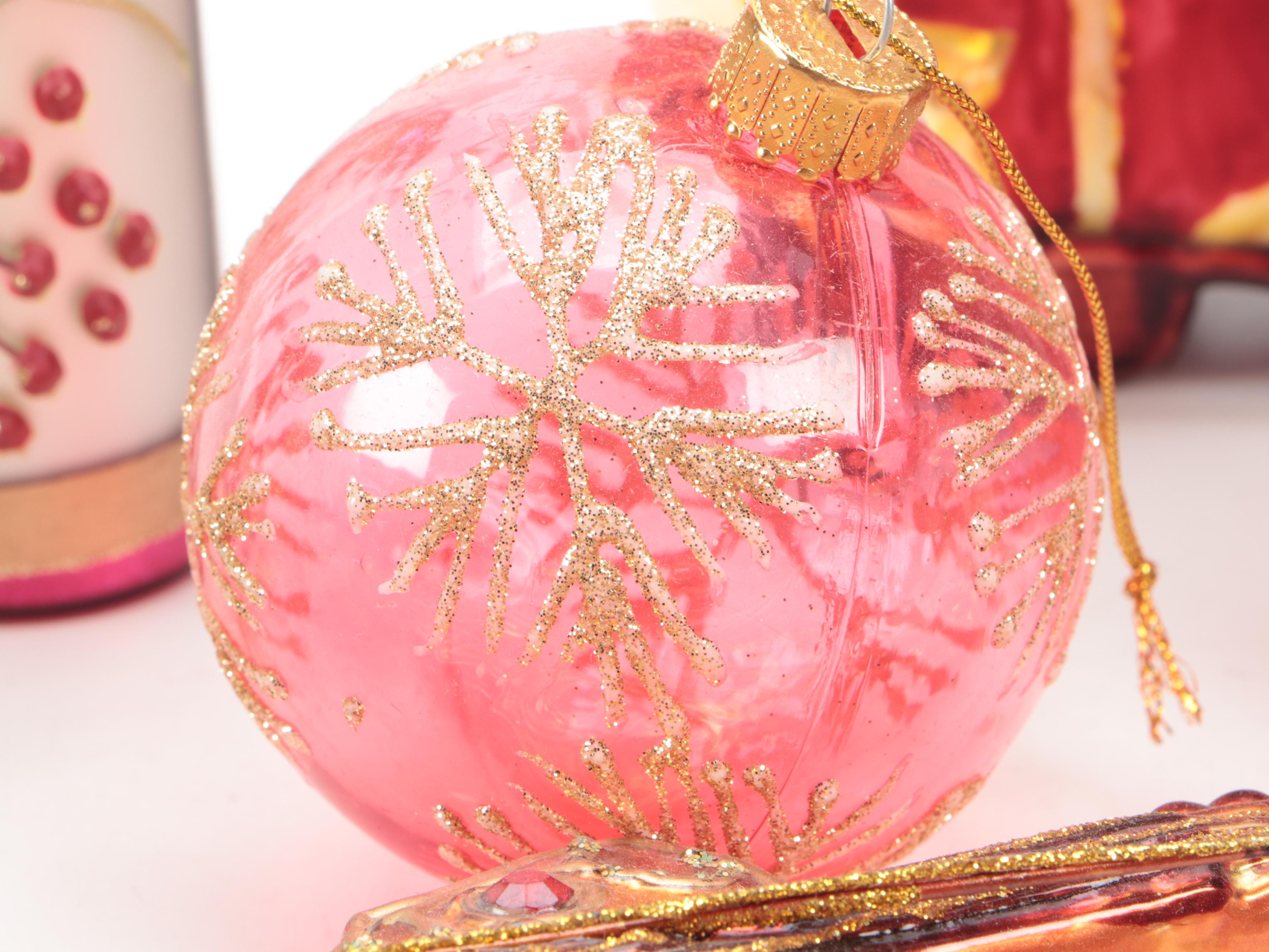 Mold Blown Glass with Other Ornaments and Décor