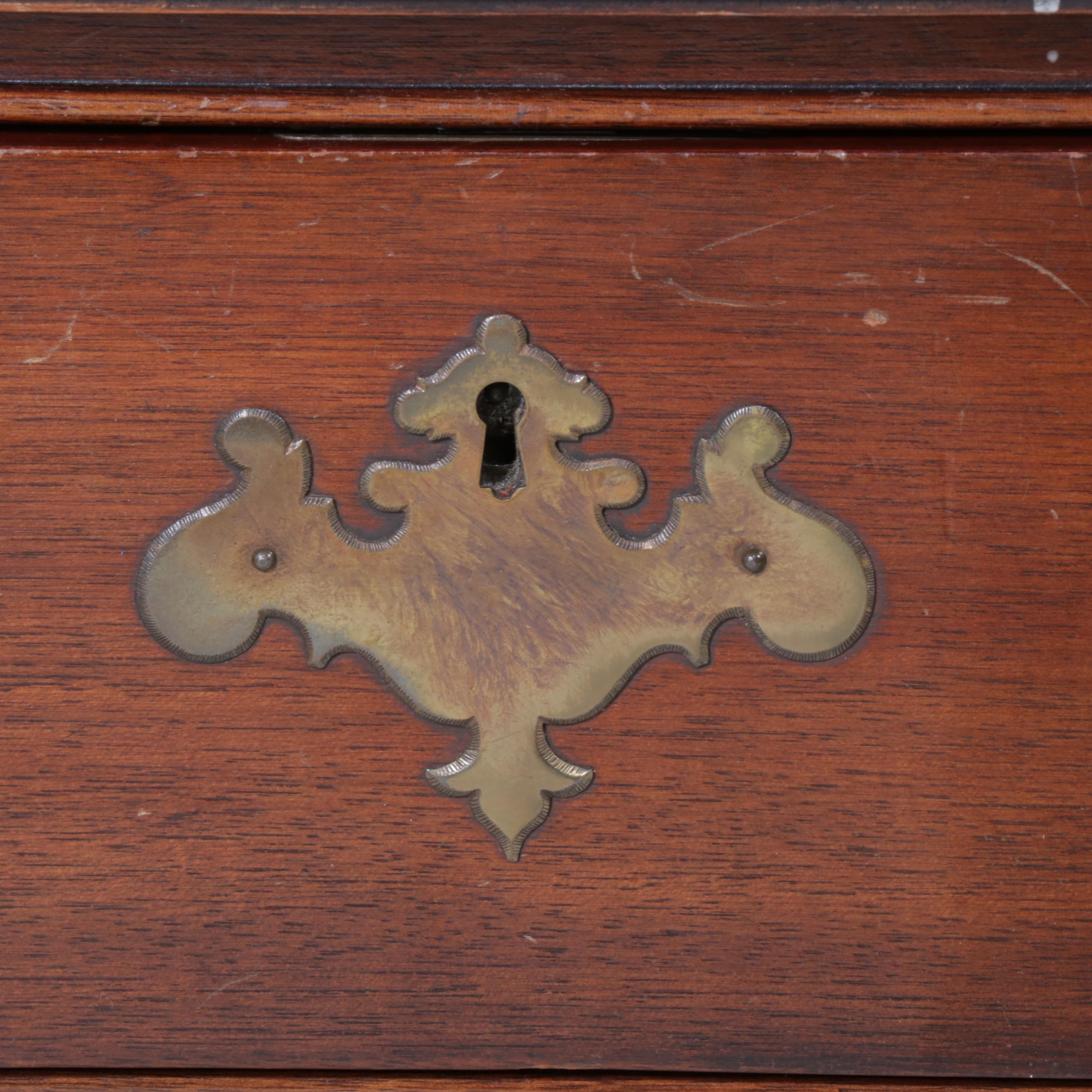 Kindel Federal Style Mahogany Serpentine-Front Four-Drawer Chest