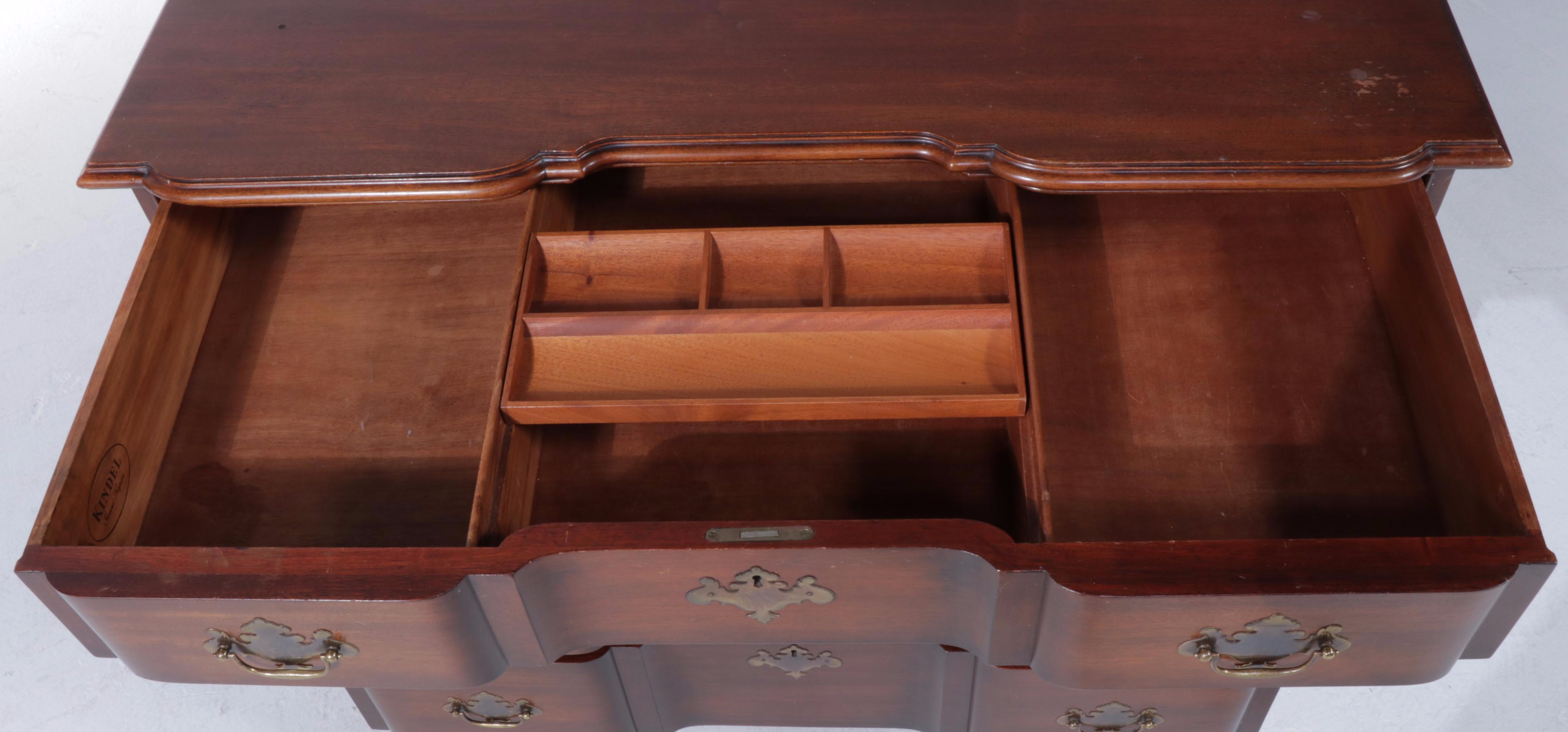 Kindel Federal Style Mahogany Serpentine-Front Four-Drawer Chest