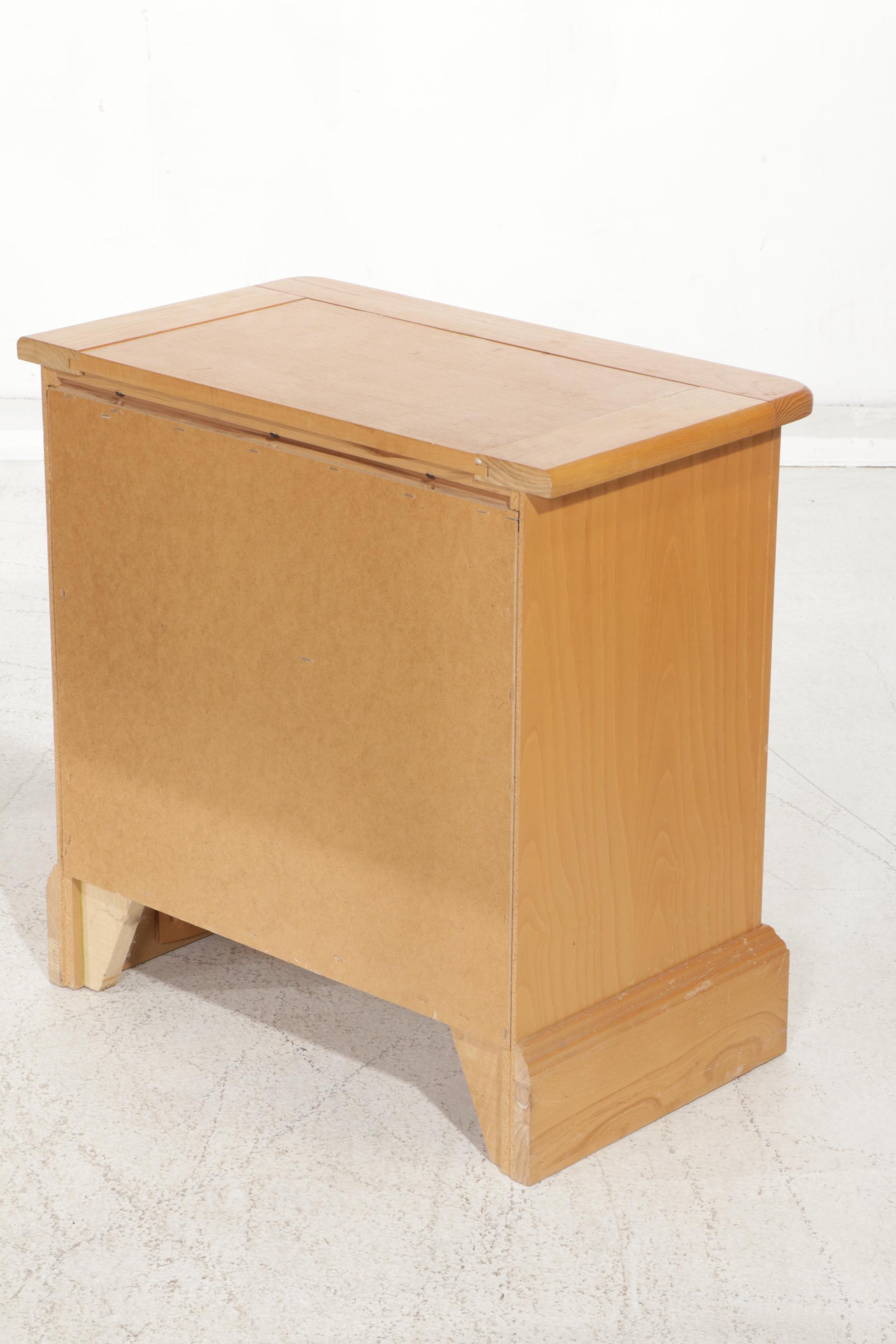 Vaughan Furniture Paneled Wood and Metal Spindle Bedroom Set