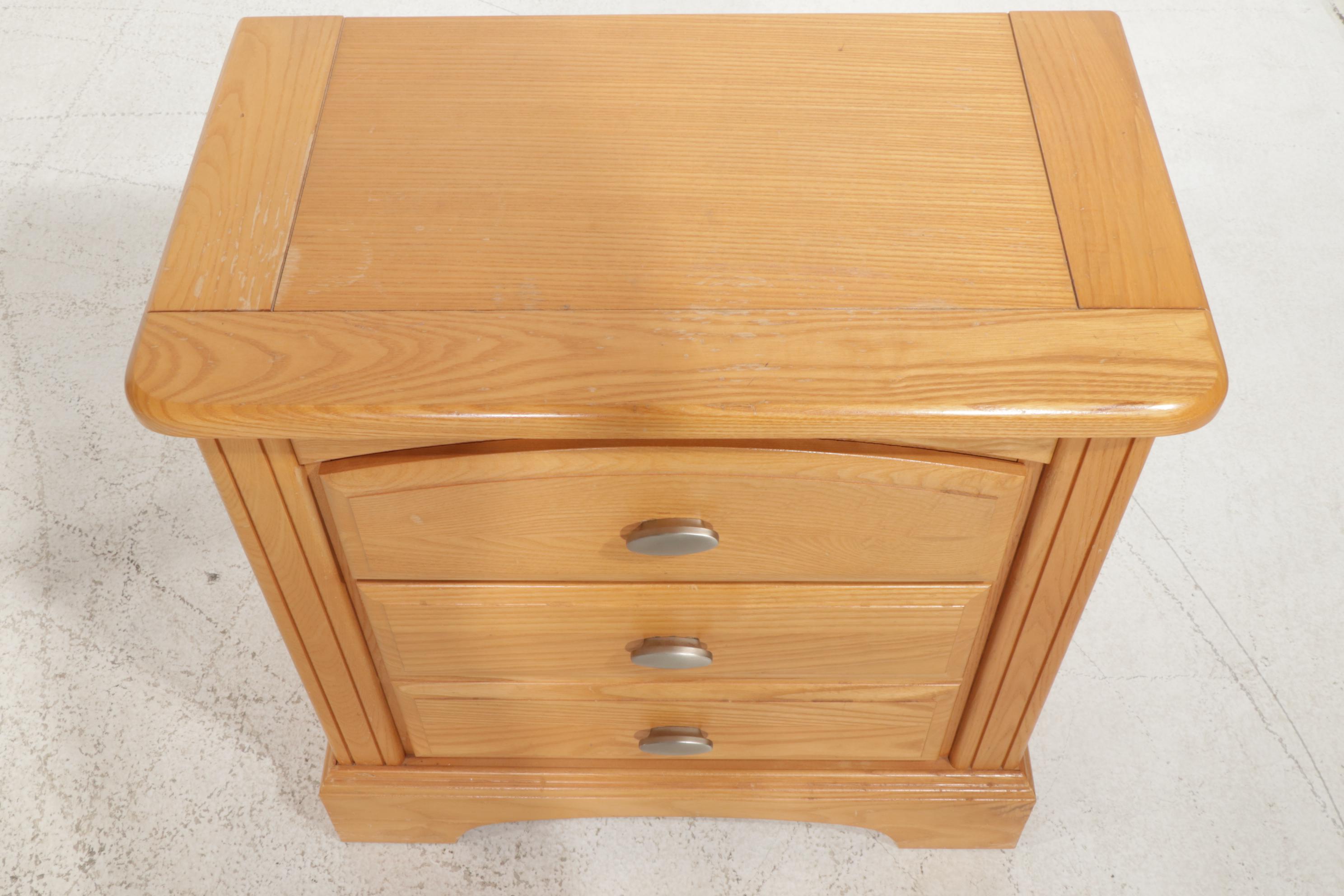 Vaughan Furniture Paneled Wood and Metal Spindle Bedroom Set