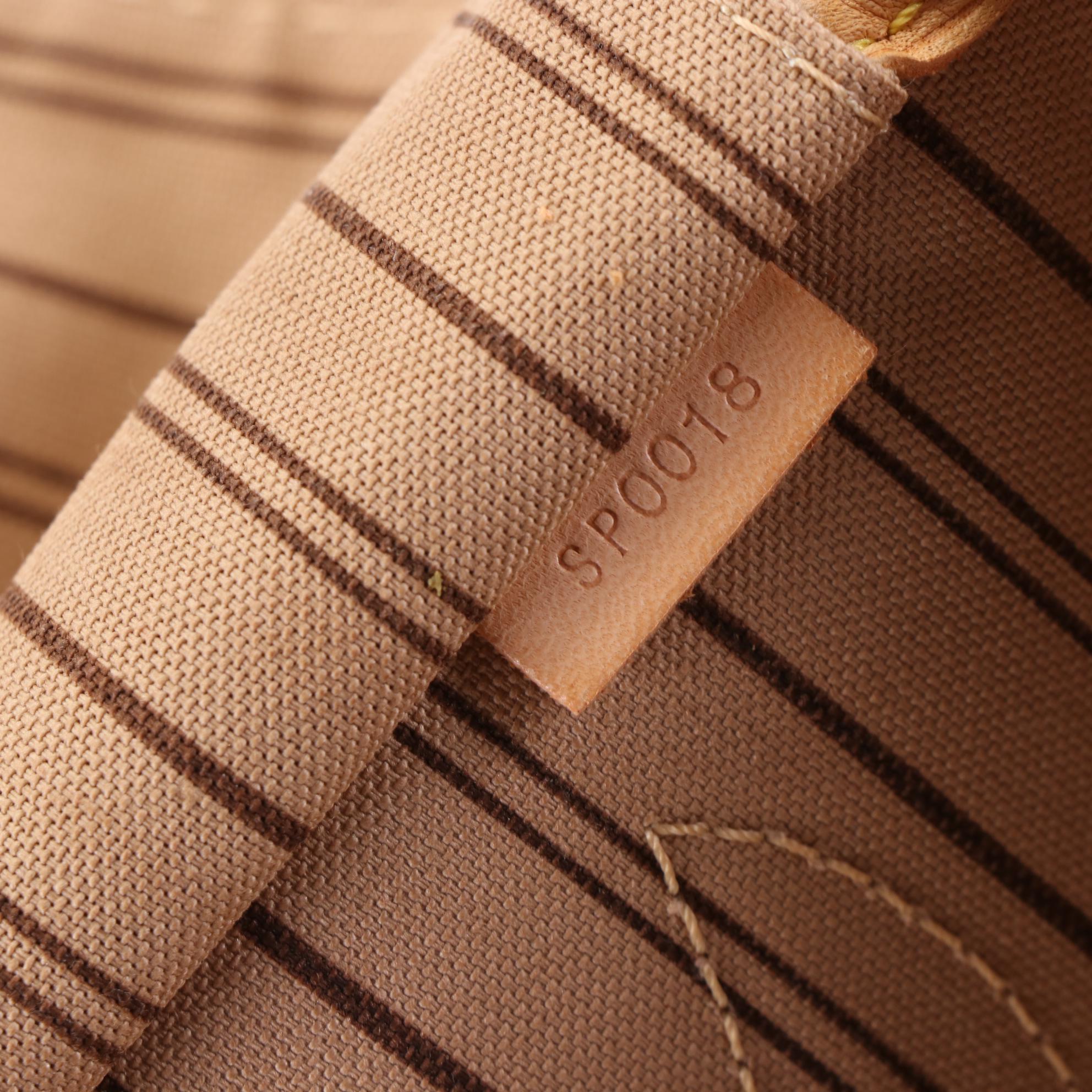 Louis Vuitton Neverfull MM in Monogram Canvas and Vachetta Leather