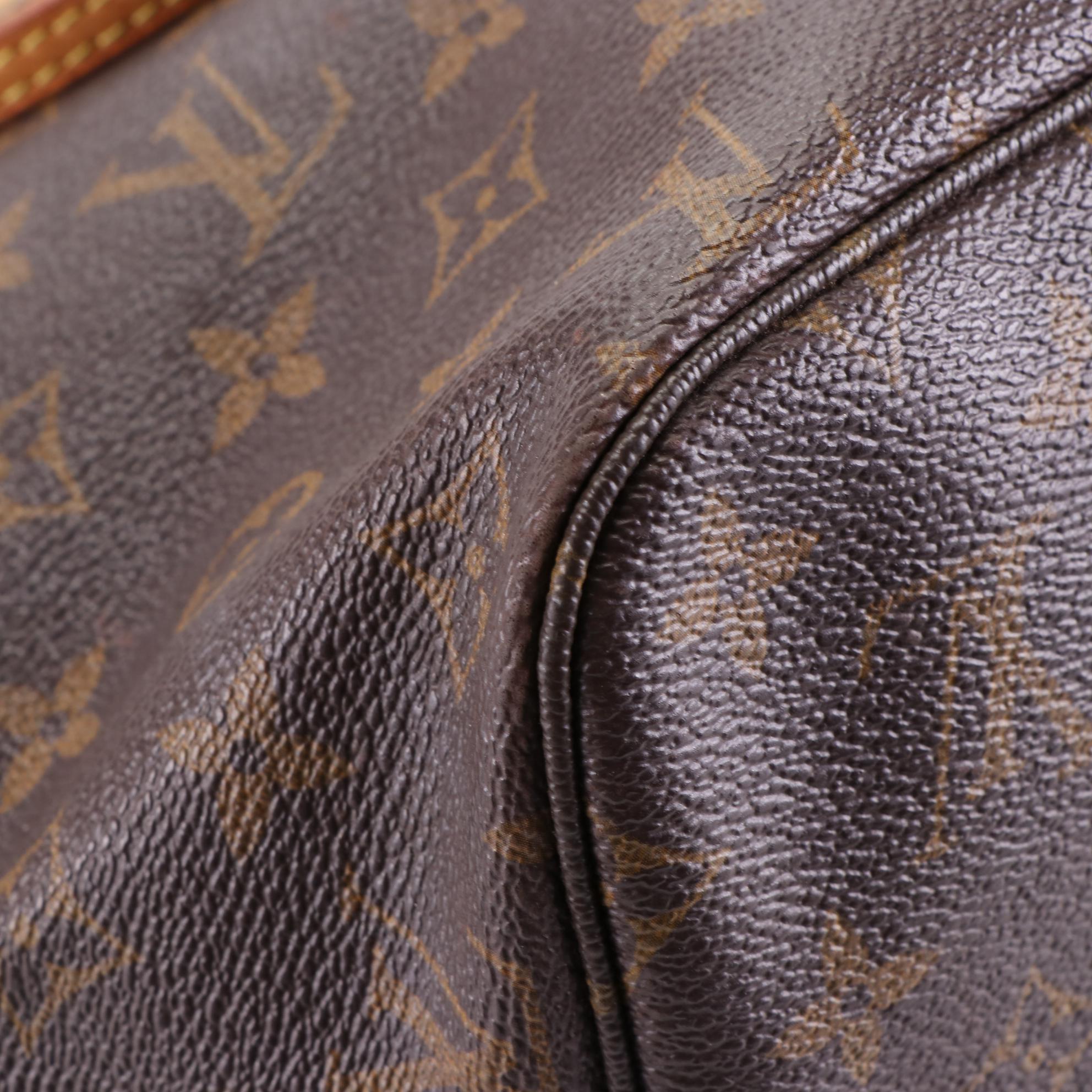 Louis Vuitton Neverfull MM in Monogram Canvas and Vachetta Leather