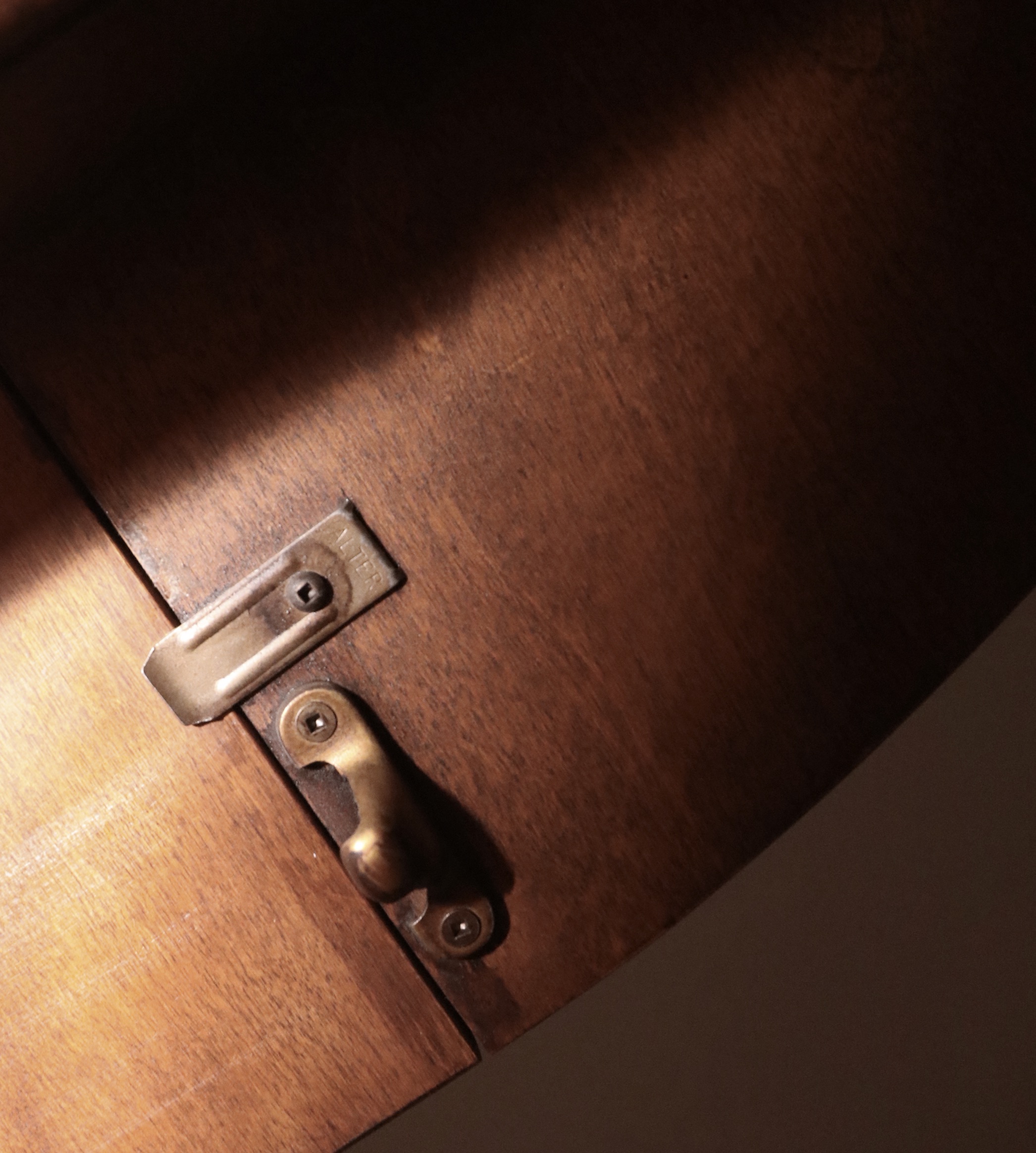 Ethan Allen "Country French" Dining Table and "Josephine" Medallion Back Chairs