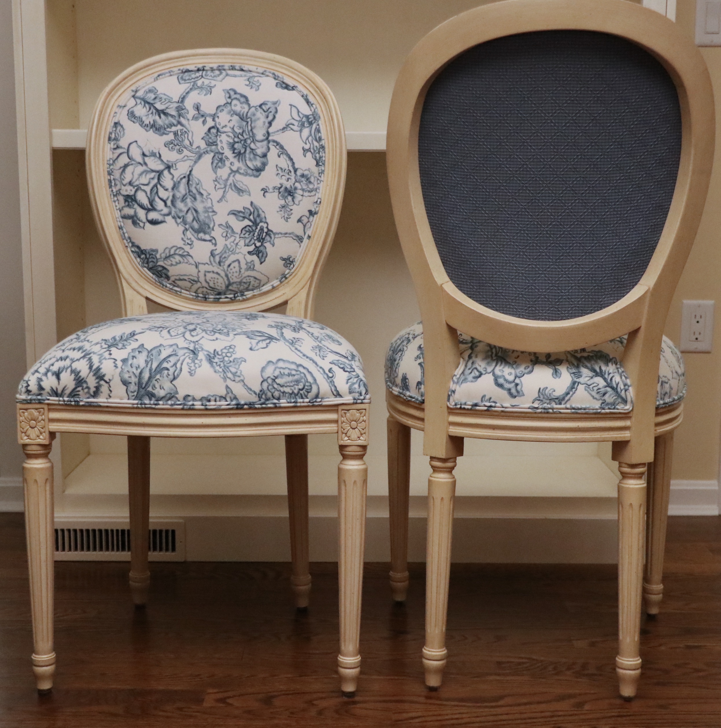 Ethan Allen "Country French" Dining Table and "Josephine" Medallion Back Chairs