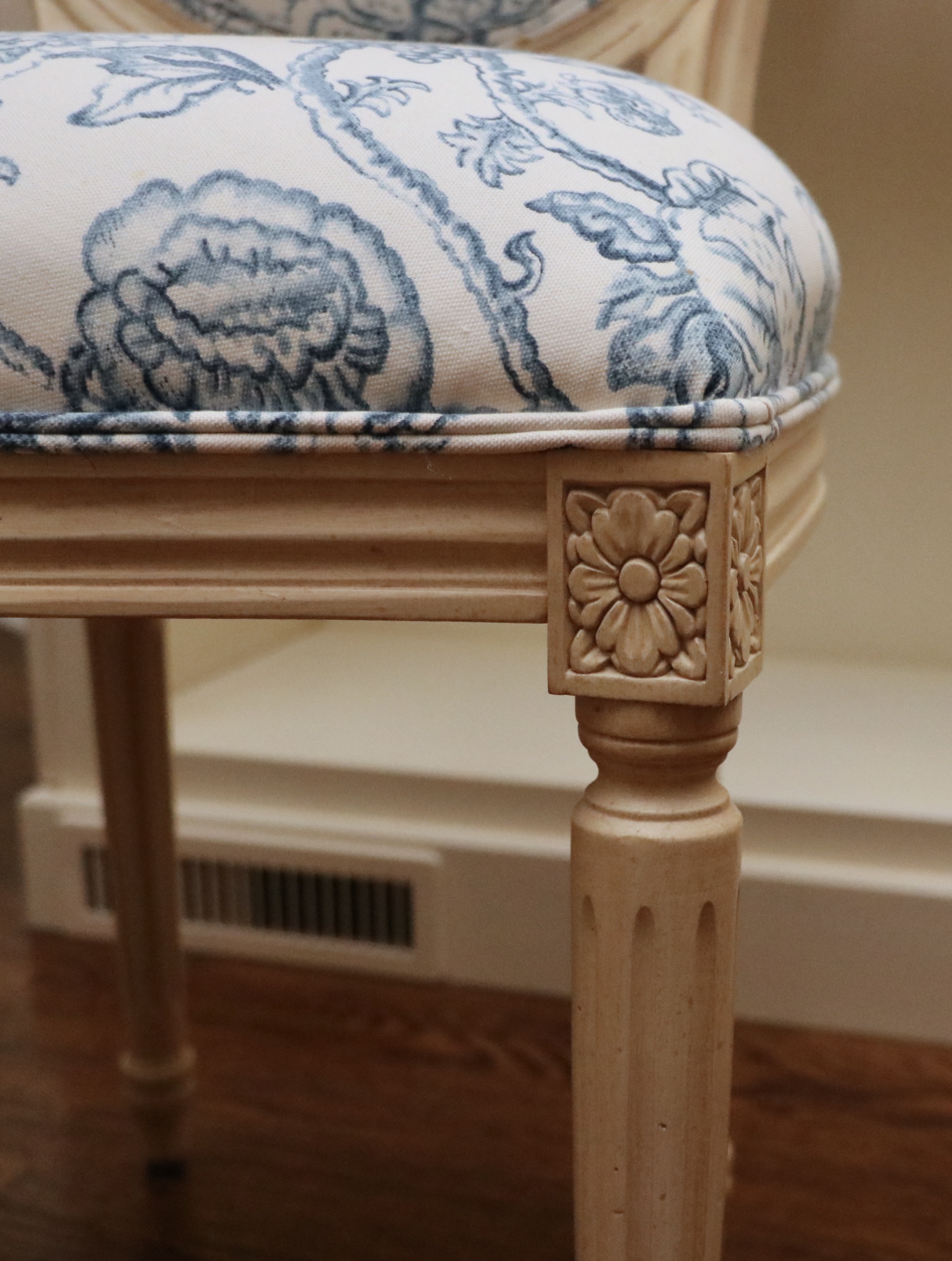 Ethan Allen "Country French" Dining Table and "Josephine" Medallion Back Chairs