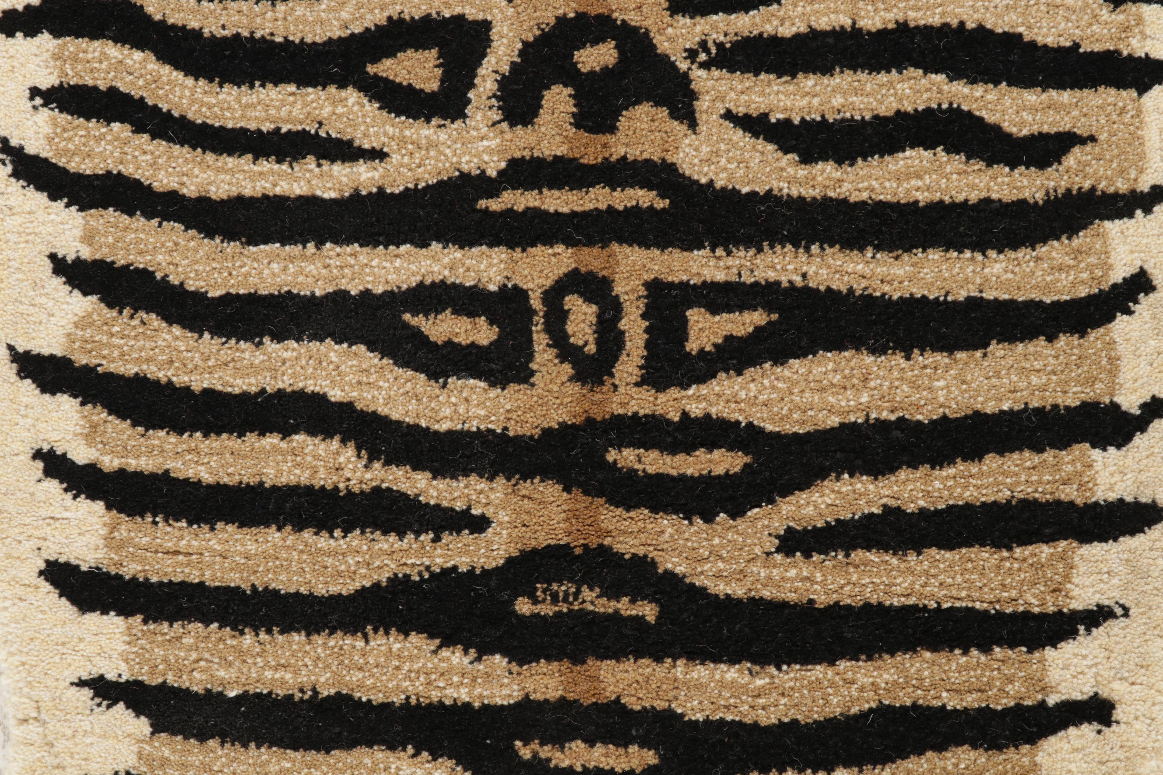 3' x 4'10 Hand-Tufted Pictorial Tiger Form Accent Rug