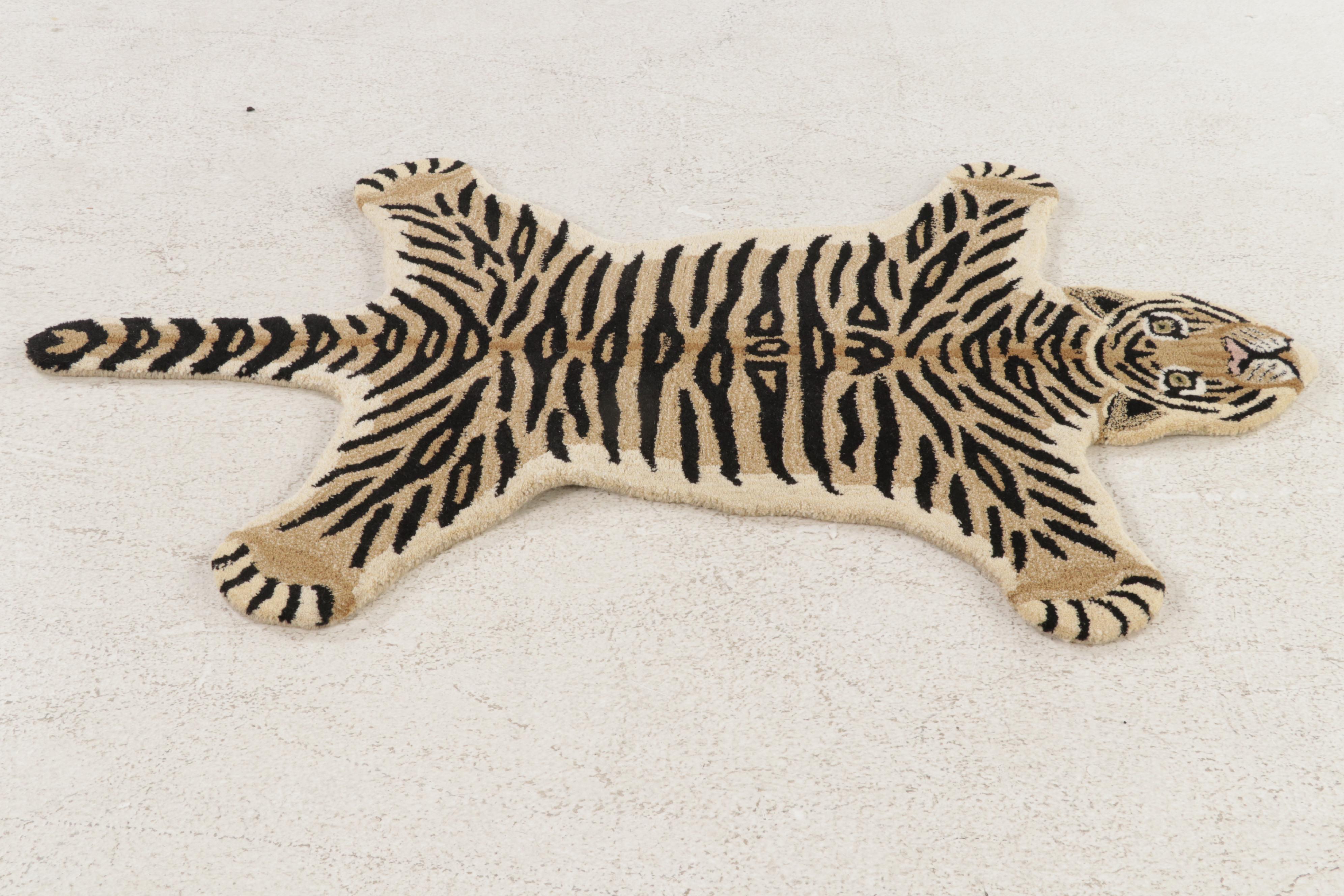 3' x 4'10 Hand-Tufted Pictorial Tiger Form Accent Rug