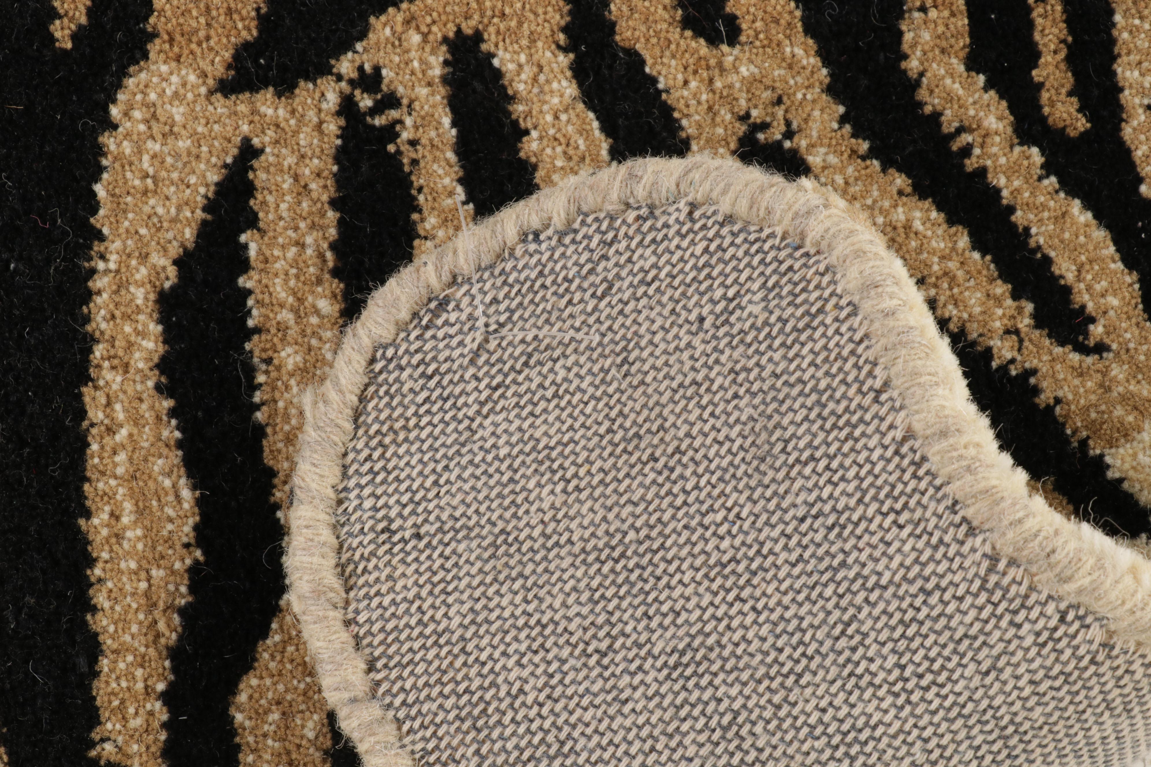 3' x 4'10 Hand-Tufted Pictorial Tiger Form Accent Rug