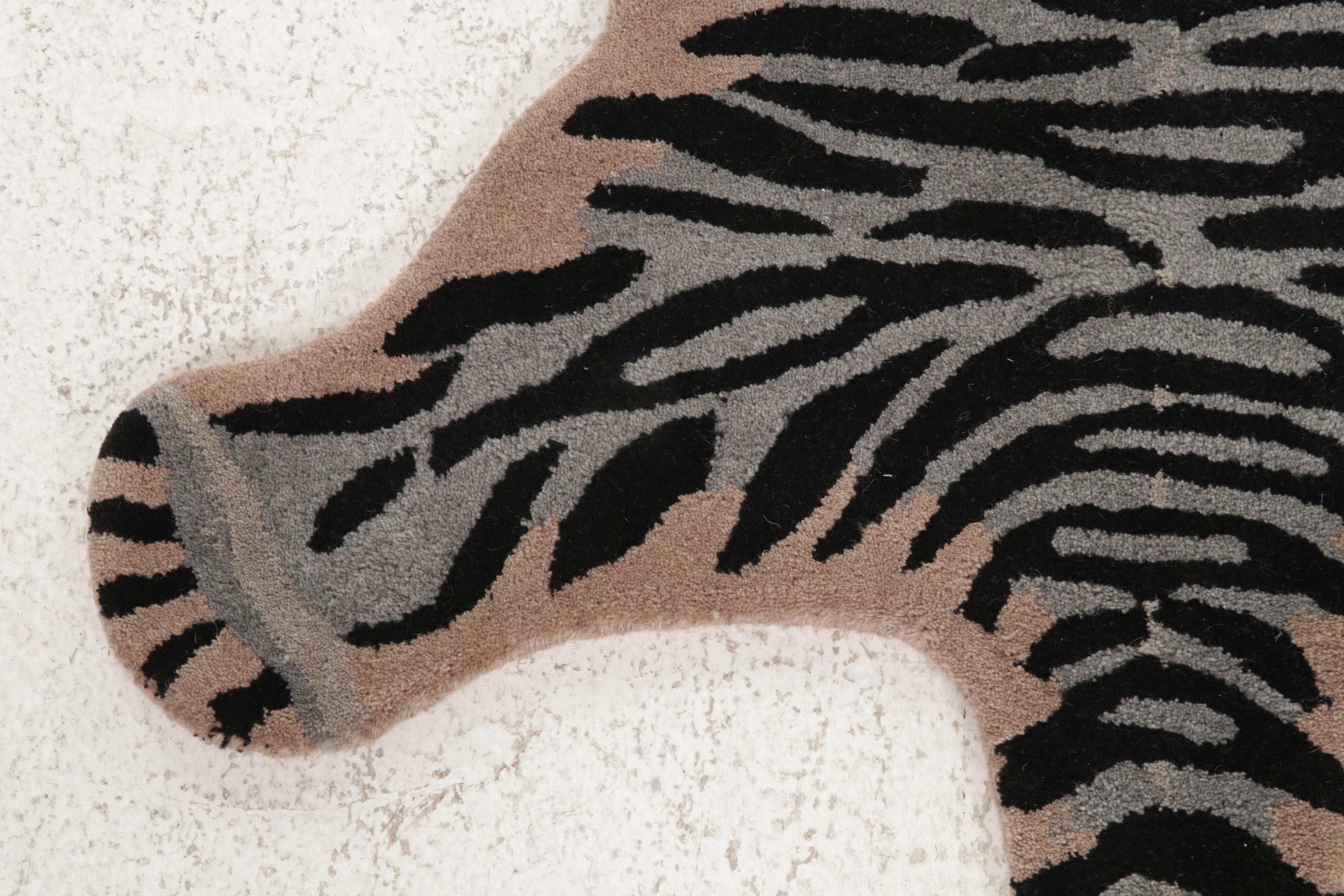 3' x 4'11 Hand-Tufted Pictorial White Tiger Form Accent Rug