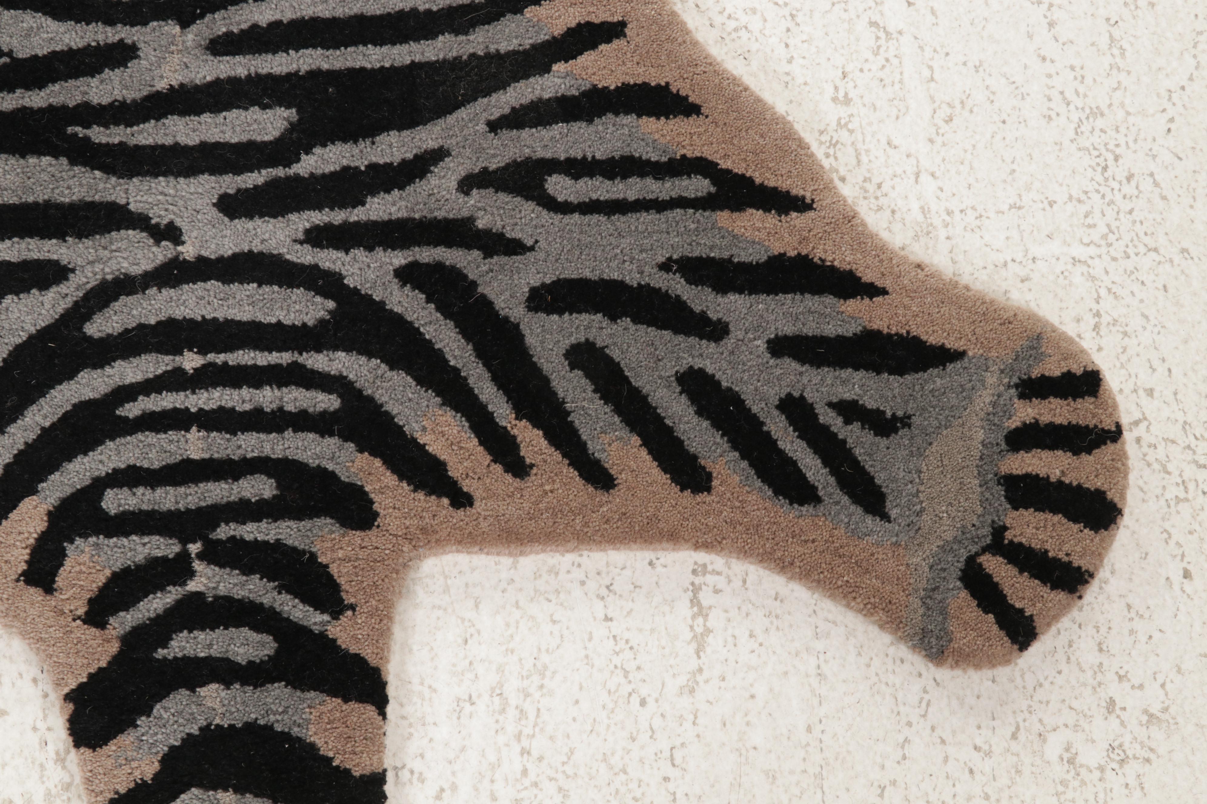 3' x 4'11 Hand-Tufted Pictorial White Tiger Form Accent Rug