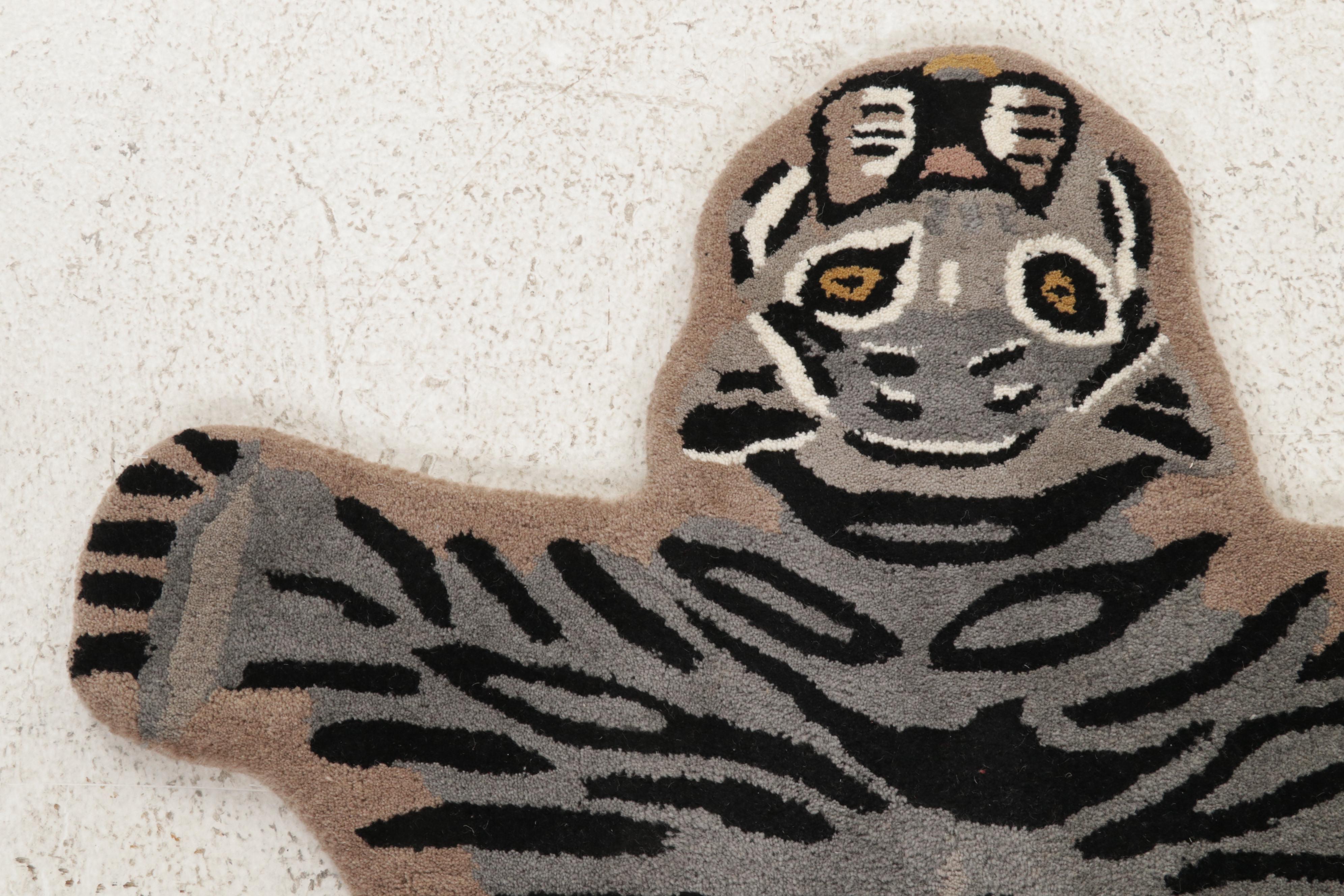 3' x 4'11 Hand-Tufted Pictorial White Tiger Form Accent Rug