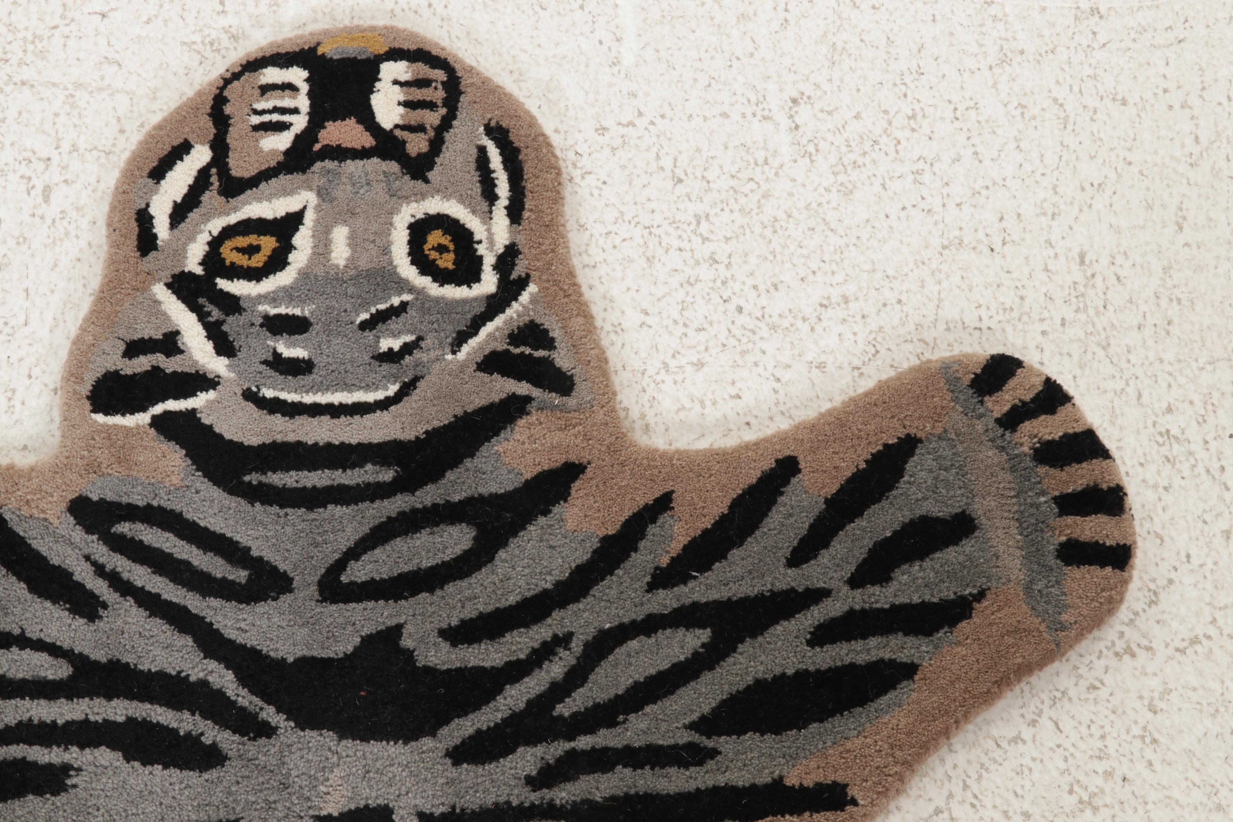 3' x 4'11 Hand-Tufted Pictorial White Tiger Form Accent Rug