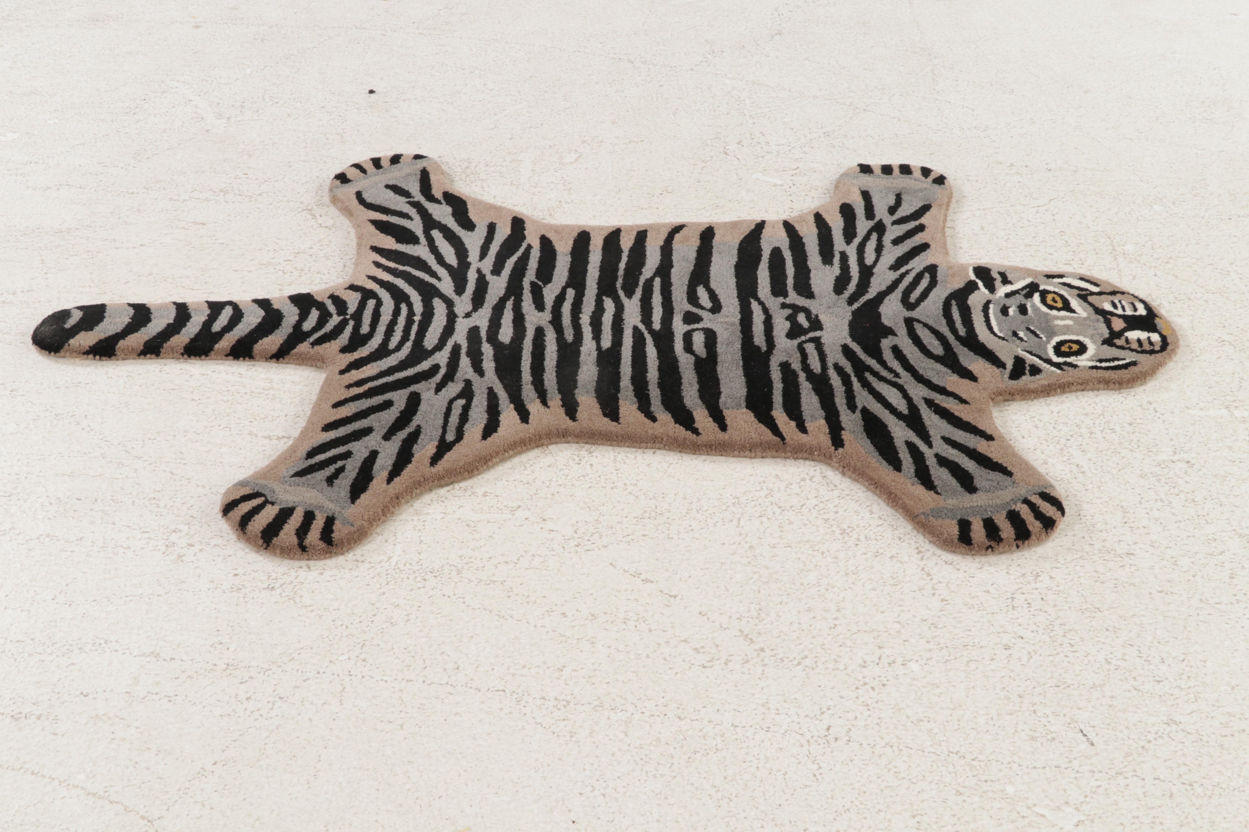 3' x 4'11 Hand-Tufted Pictorial White Tiger Form Accent Rug