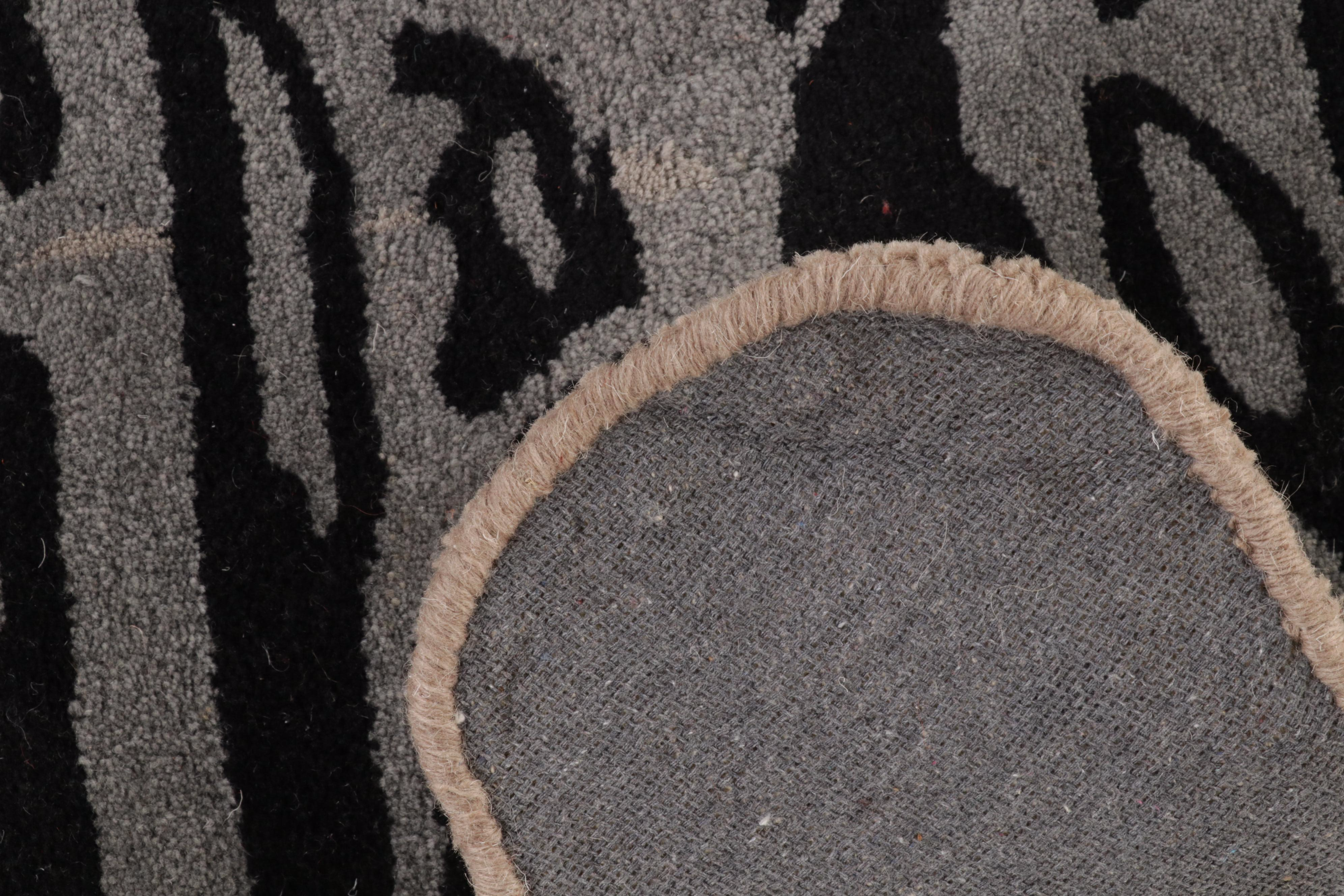 3' x 4'11 Hand-Tufted Pictorial White Tiger Form Accent Rug