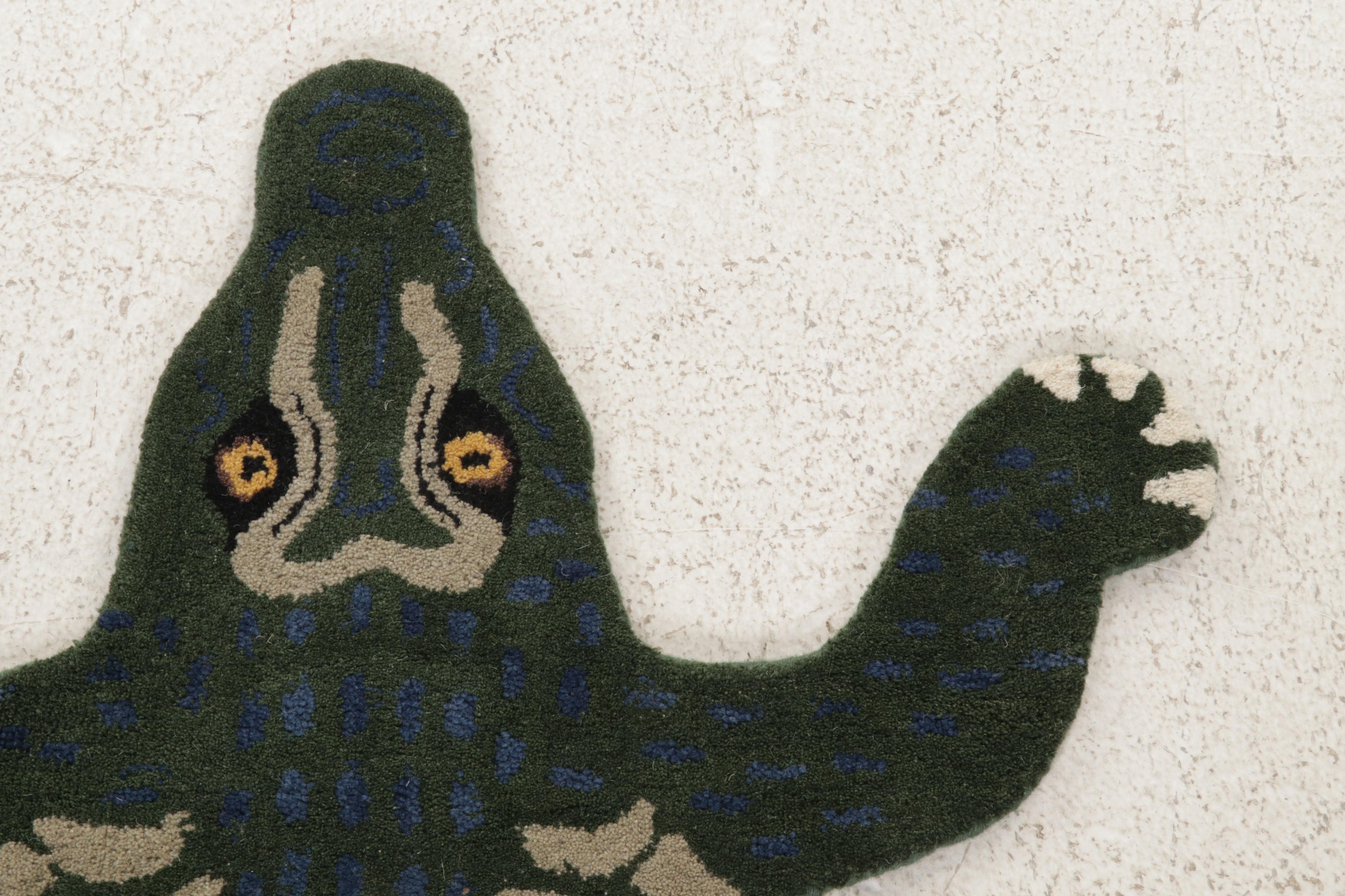 2'10 x 5' Hand-Tufted Pictorial Crocodile Form Accent Rug