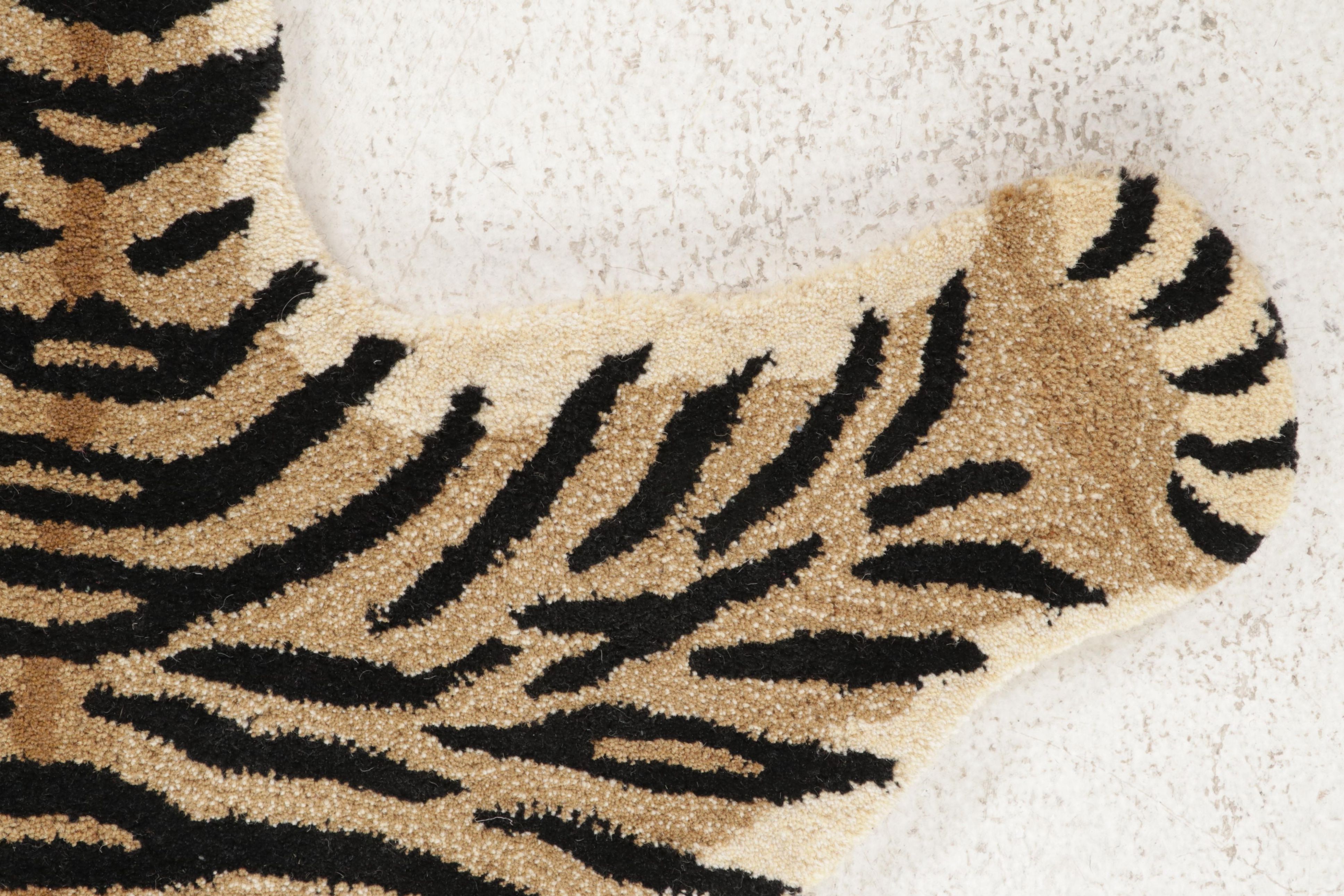 3' x 4'10 Hand-Tufted Pictorial Tiger Form Accent Rug