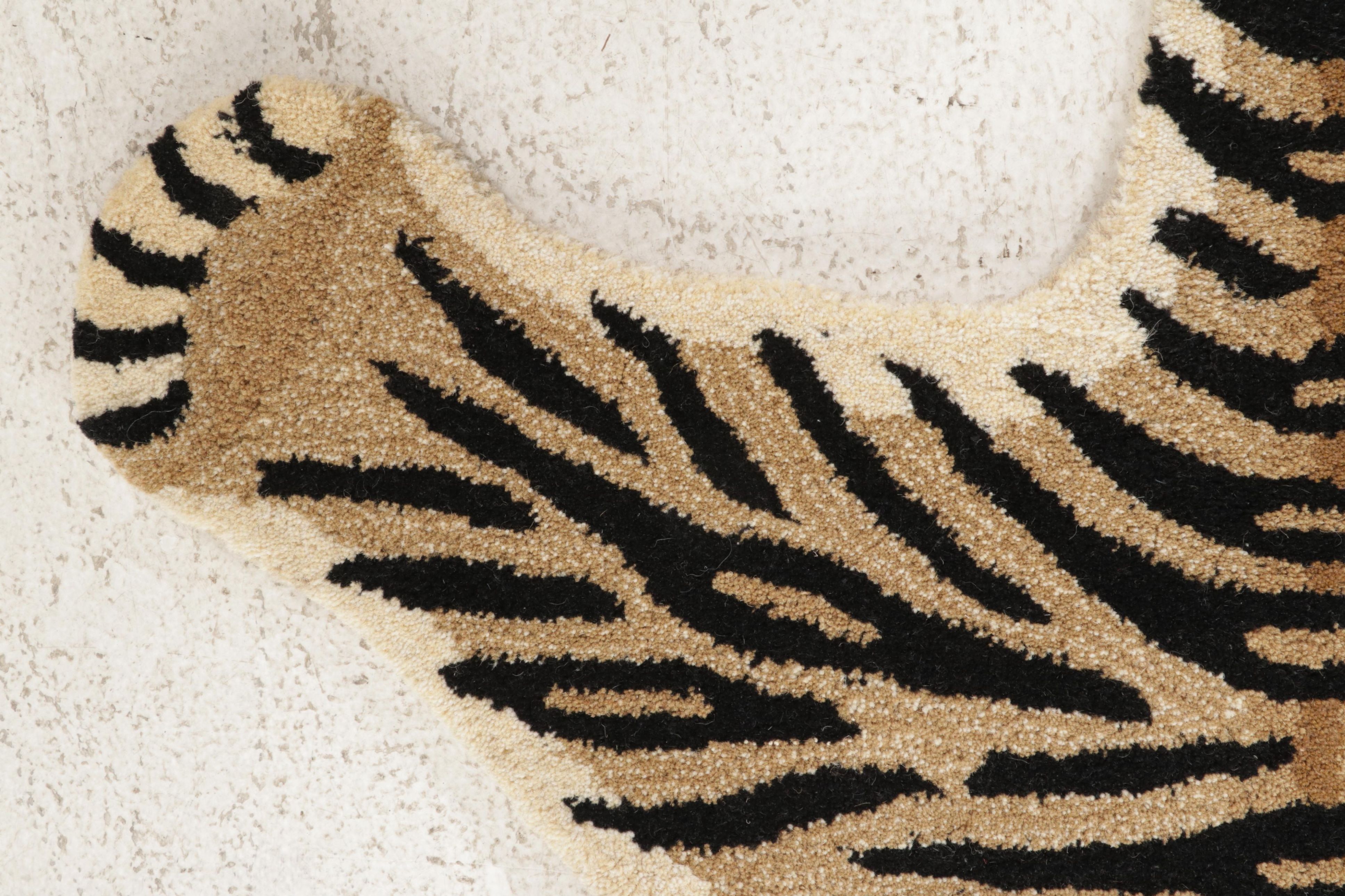 3' x 4'10 Hand-Tufted Pictorial Tiger Form Accent Rug