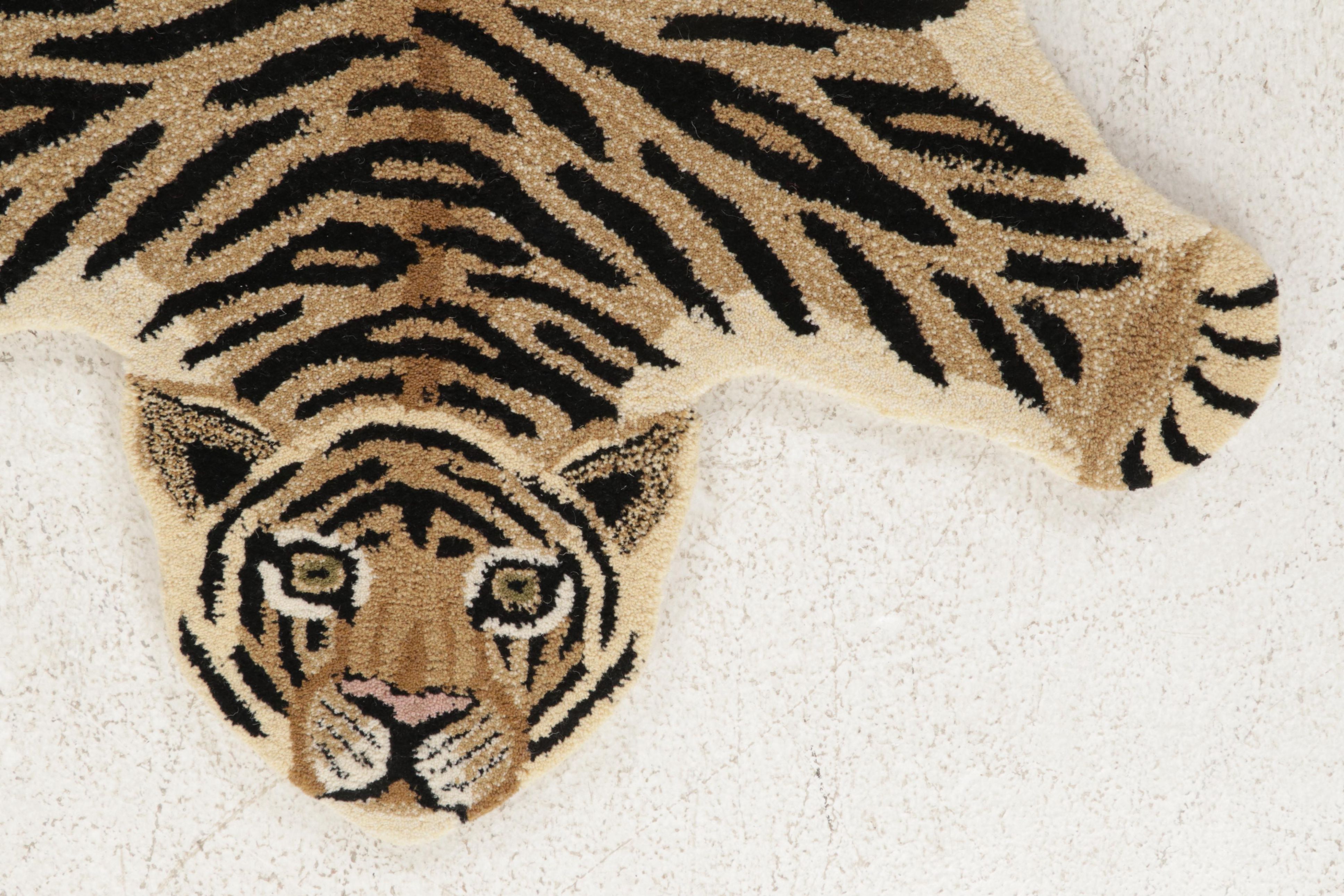 3' x 4'10 Hand-Tufted Pictorial Tiger Form Accent Rug