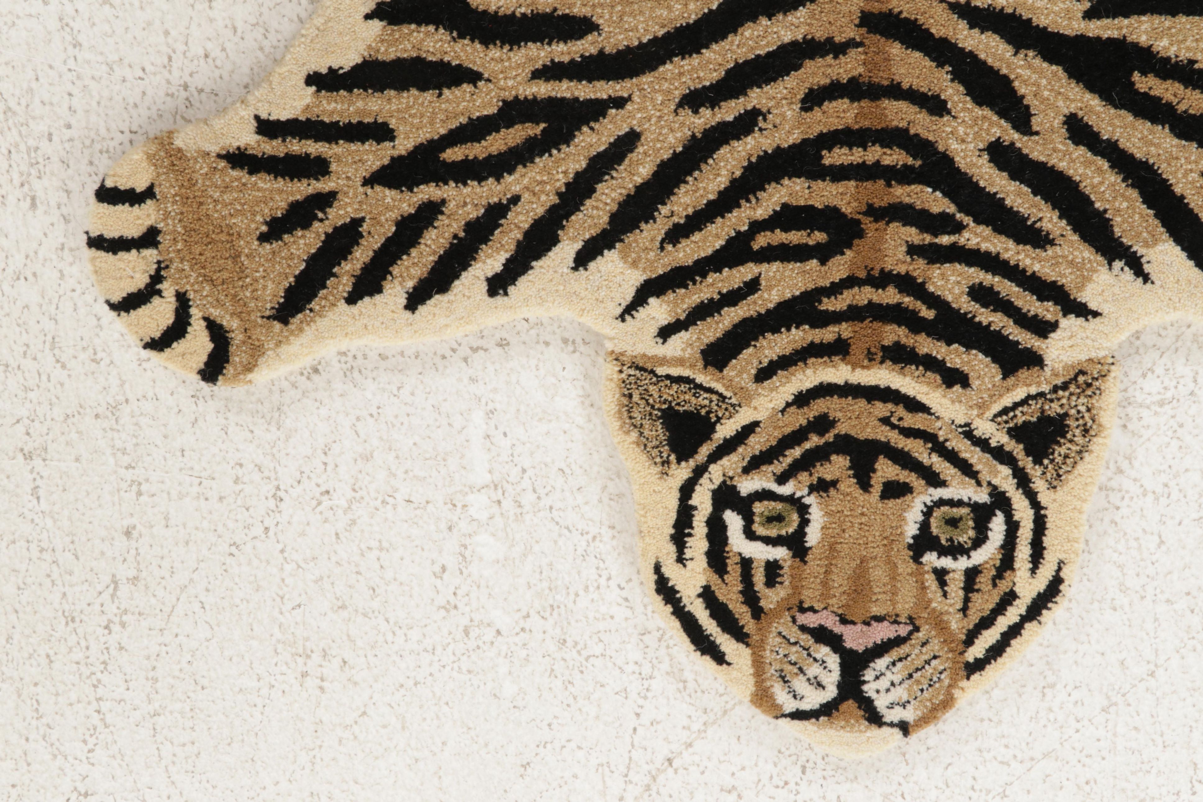 3' x 4'10 Hand-Tufted Pictorial Tiger Form Accent Rug