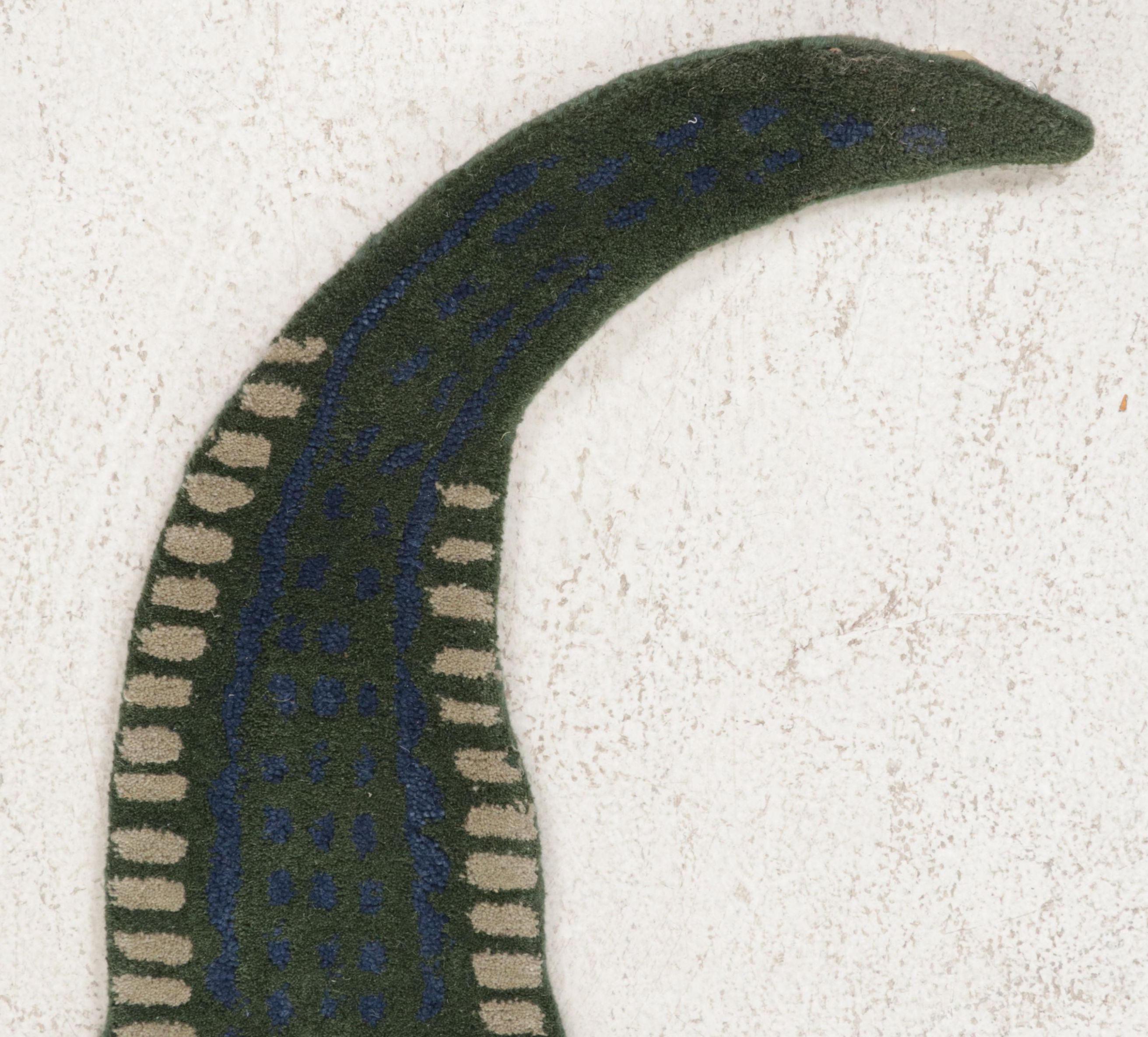 2'10 x 5' Hand-Tufted Pictorial Crocodile Form Accent Rug