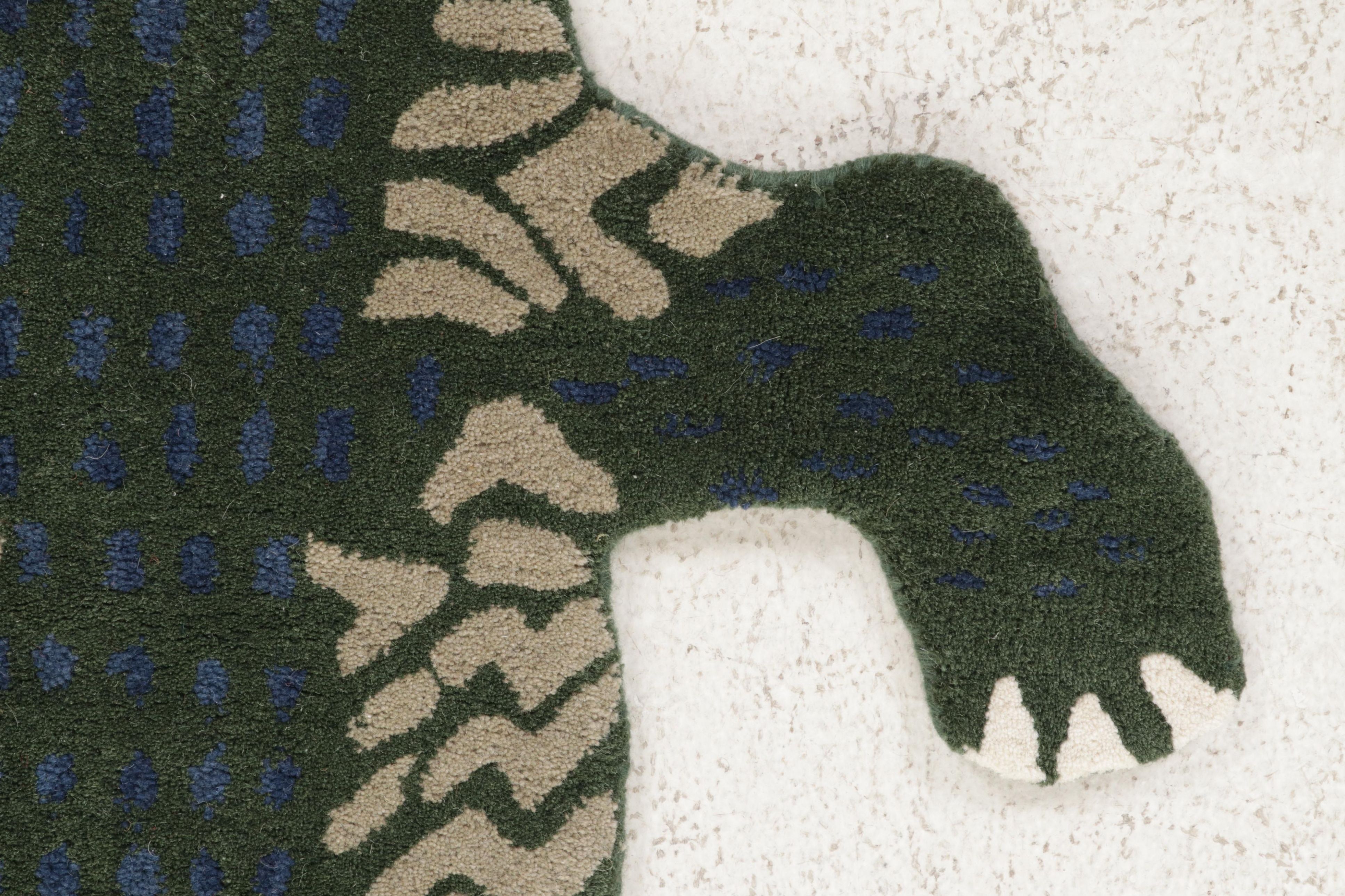 2'10 x 5' Hand-Tufted Pictorial Crocodile Form Accent Rug