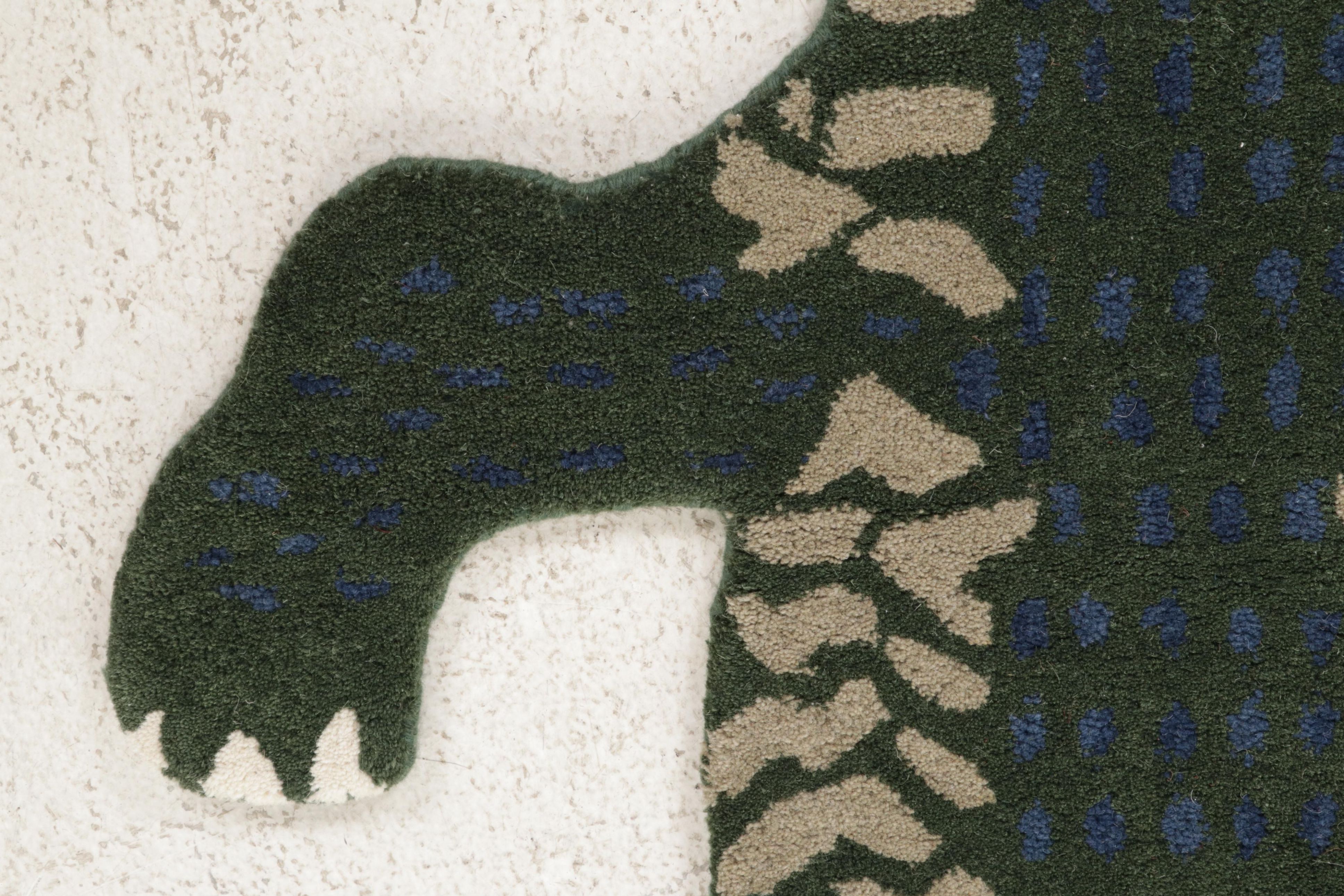 2'10 x 5' Hand-Tufted Pictorial Crocodile Form Accent Rug