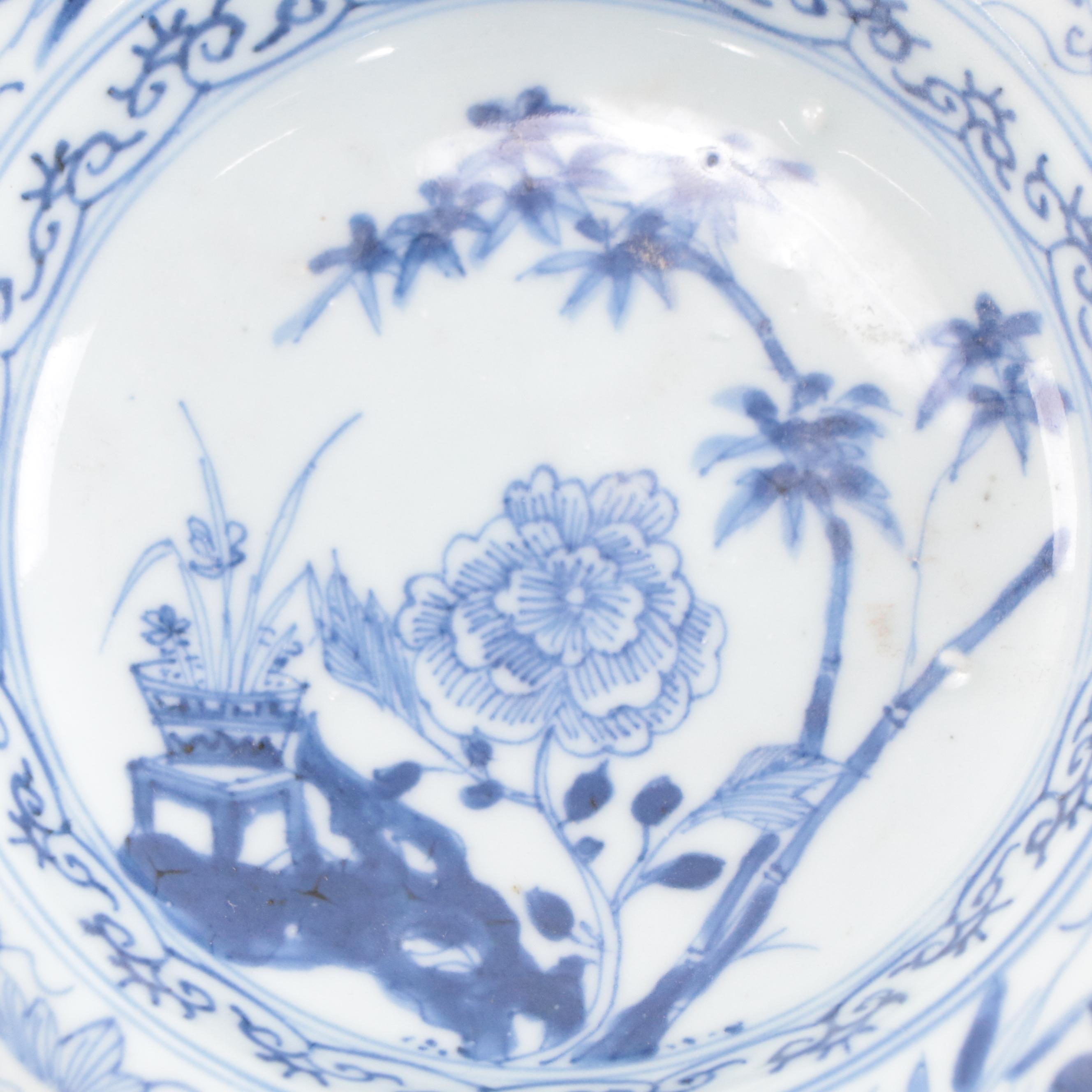 Yongzheng or Qianlong Era Export Porcelain Berry Dish, Qing Dynasty