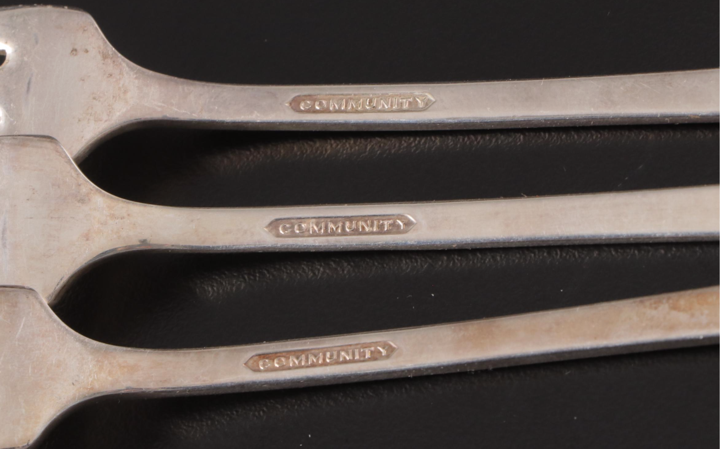 Oneida "Coronation" Community Silver Plate Flatware Set in Chest